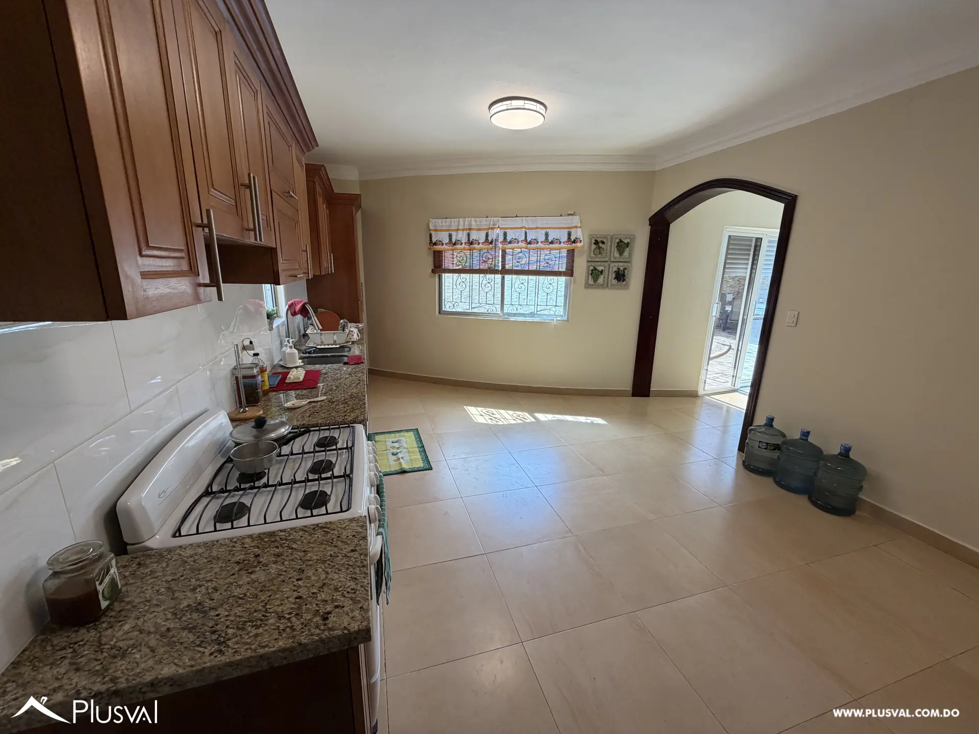 Casa de 3 Niveles con Piscina y Área Social en Juan Dolio 513230