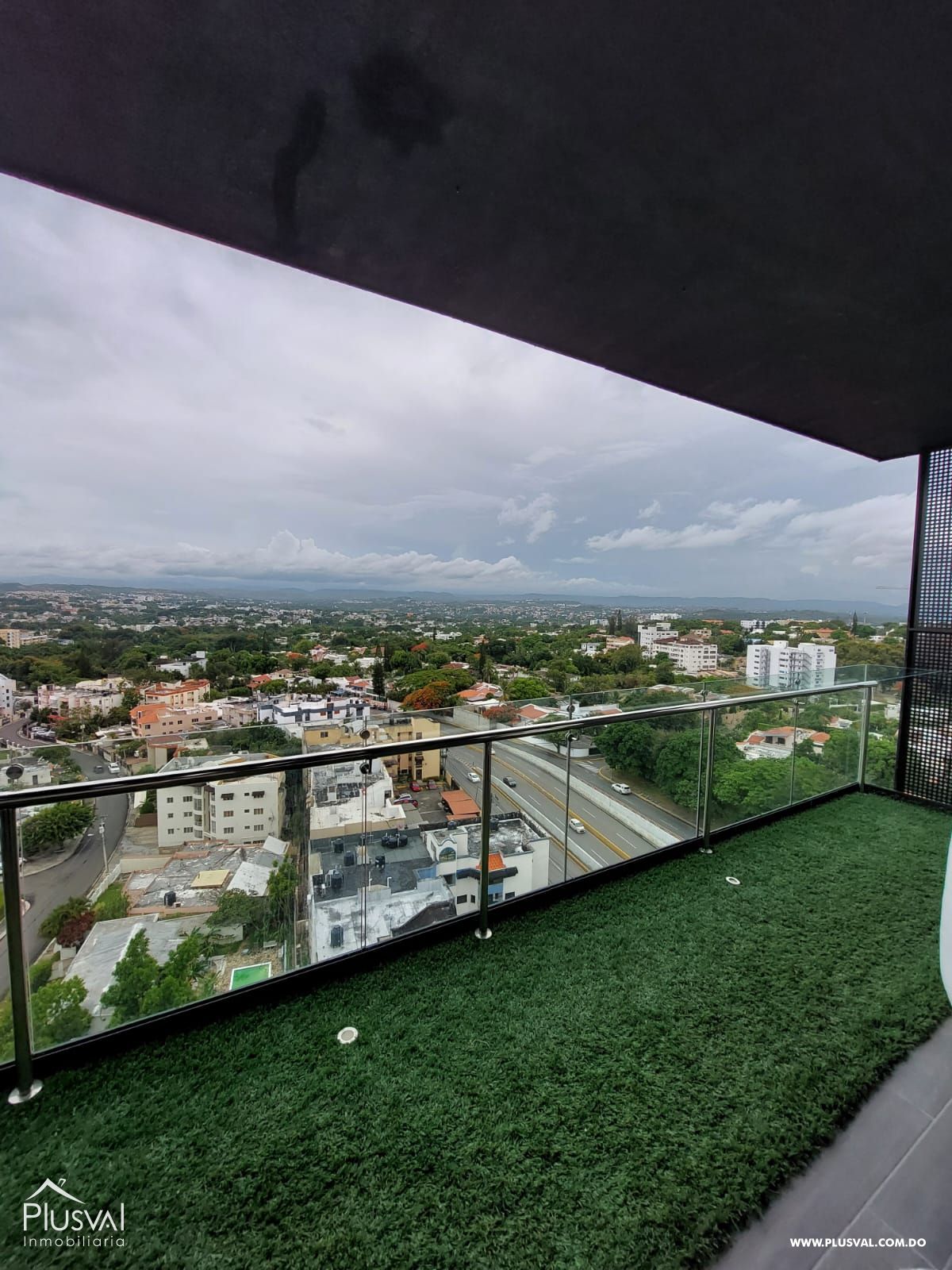 Amplio apartamento en alquiler ubicado en zona privilegiada de Santiago. 257794