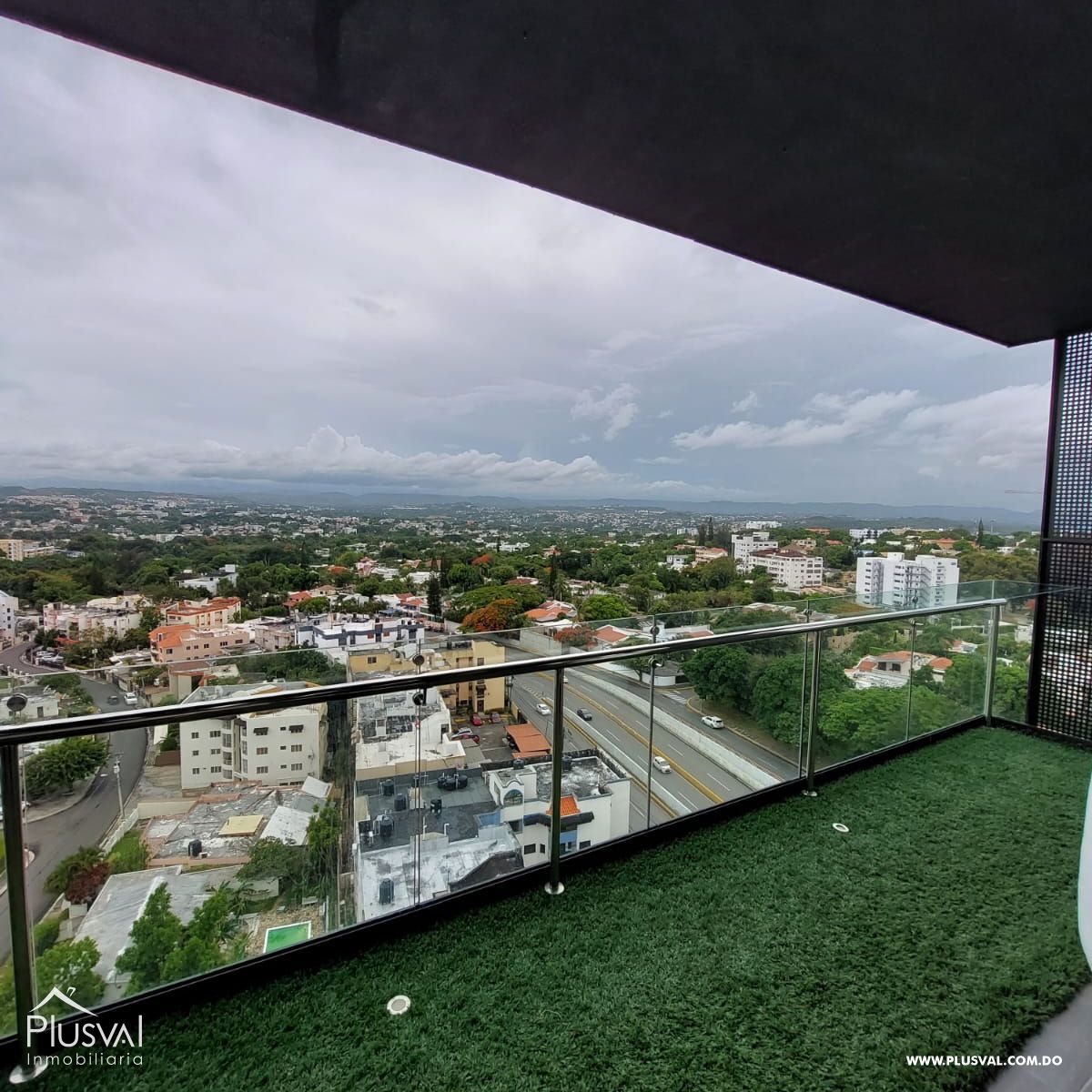 Amplio apartamento en alquiler ubicado en zona privilegiada de Santiago. 257794