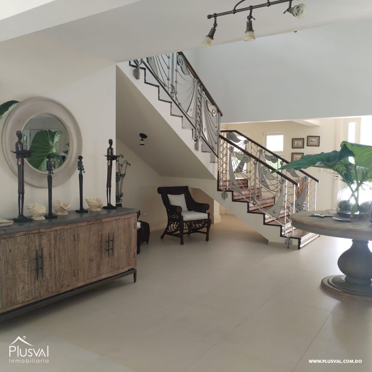 Villa en Guavaberry de dos niveles con vista hacia la piscina y campo de golf. 367970