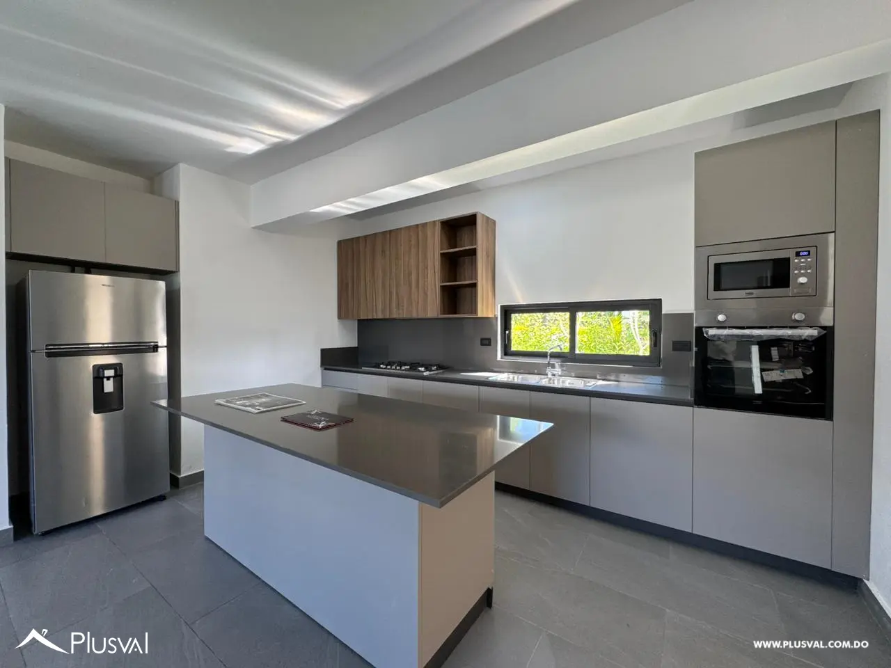 Apartamento en primer nivel con patio y balcón frontal en Cabarete 483711