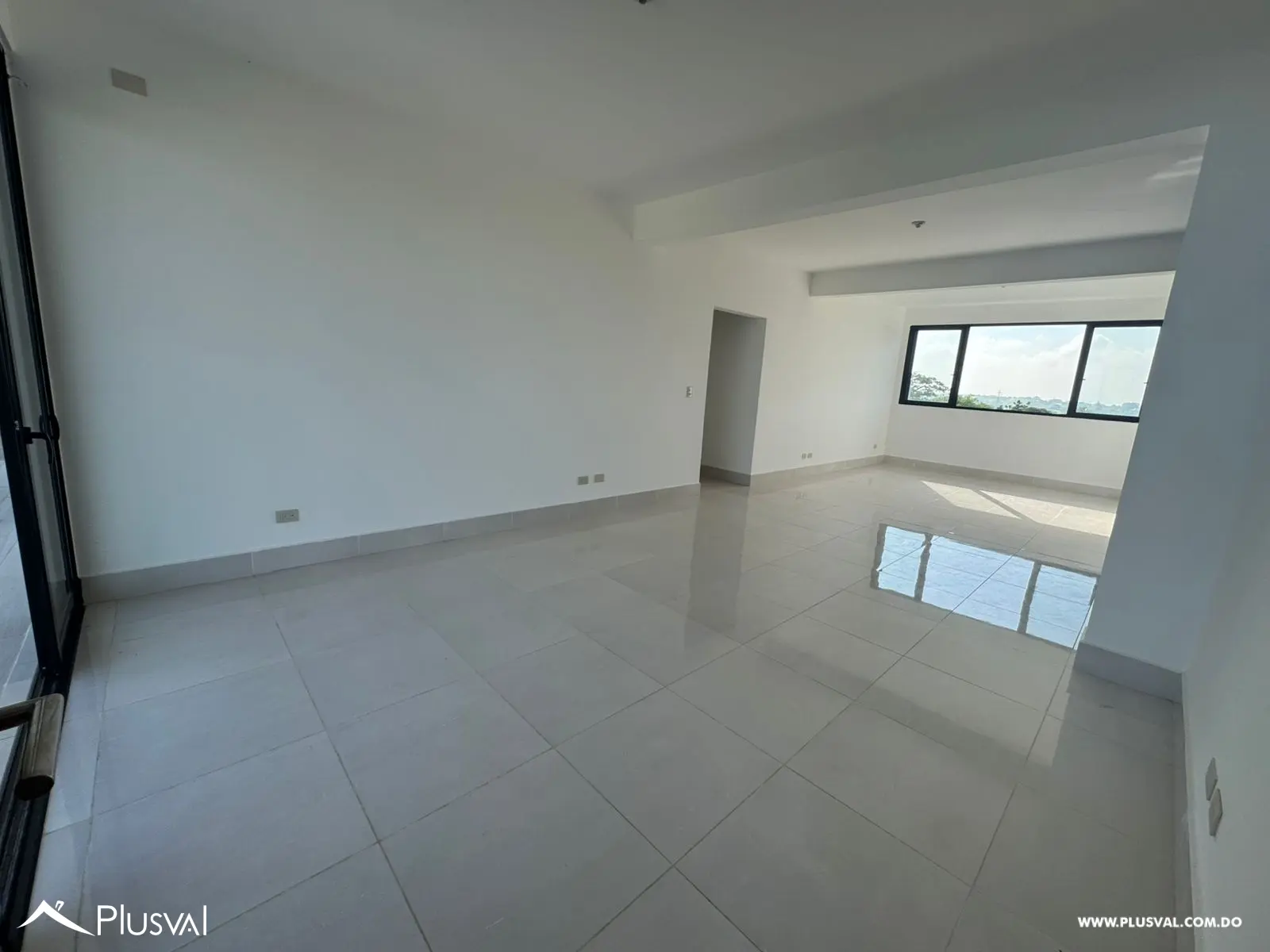 Apartmento en piso alto con espectacular vista panorámica desde sala y habitación en la Urb. Thomen. 462810