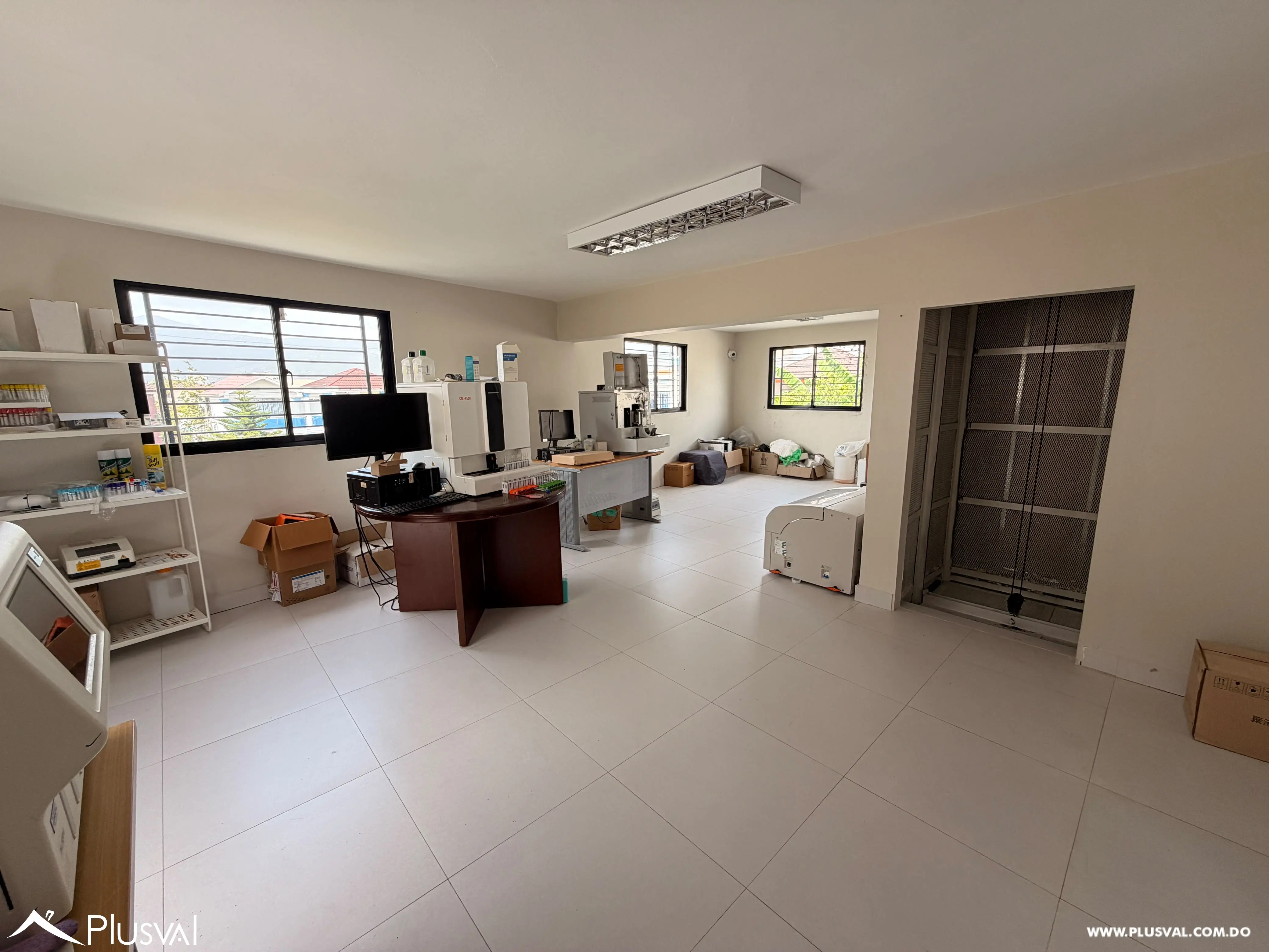 Amplio Local Comercial de 3 Niveles en Alquiler en Santiago 523464