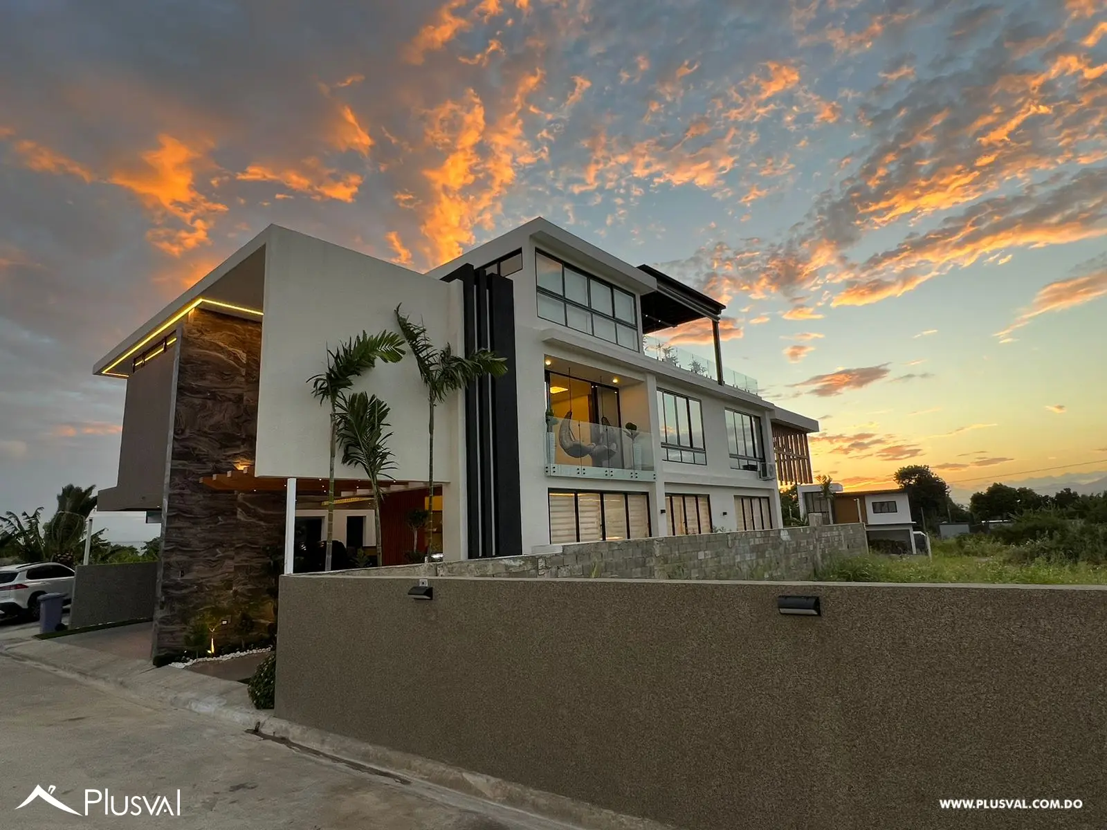 Lujosa Casa en Venta de Tres Niveles en Llanos de Gurabo 518394