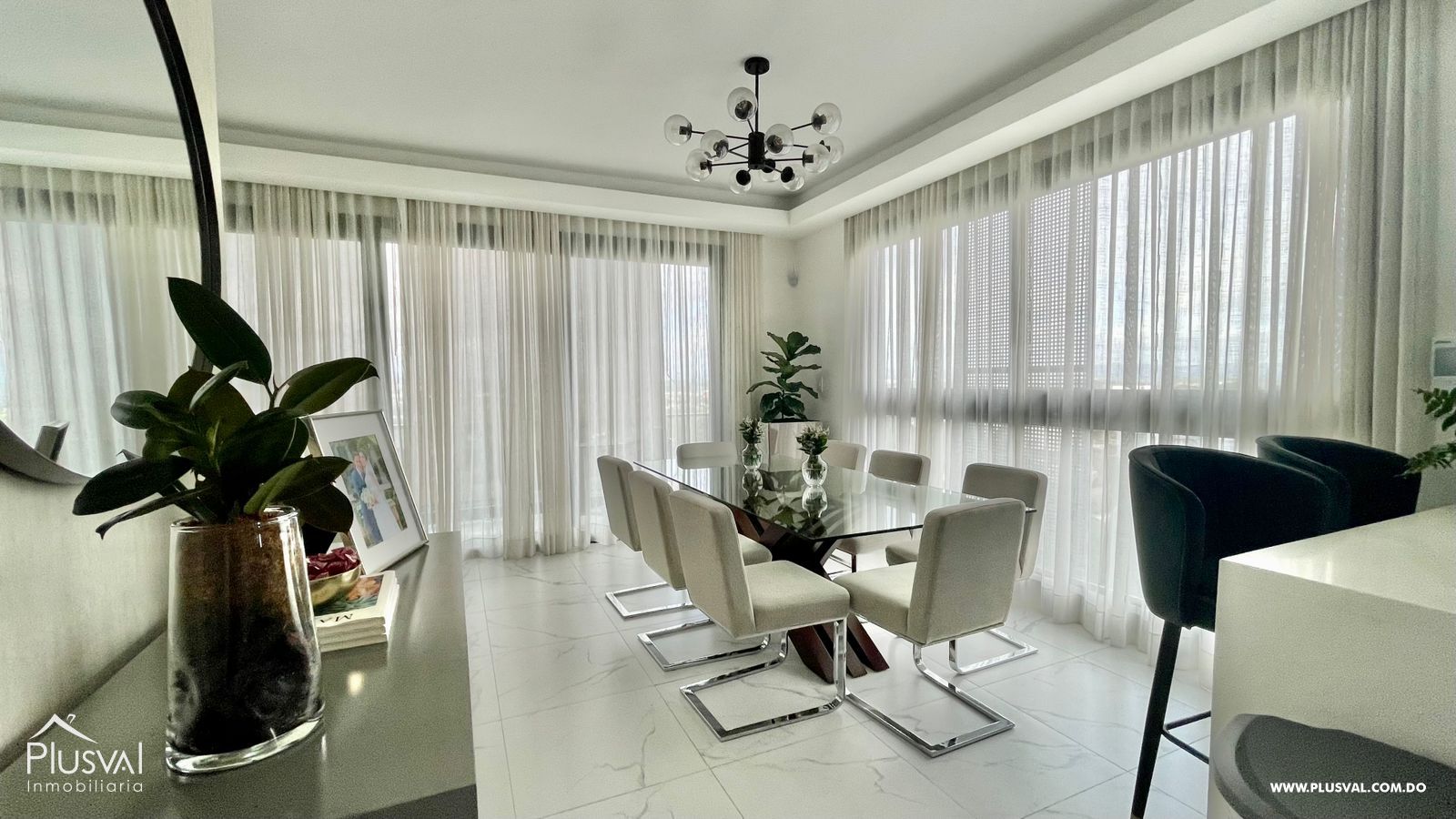 Amplio apartamento en alquiler ubicado en zona privilegiada de Santiago. 257789