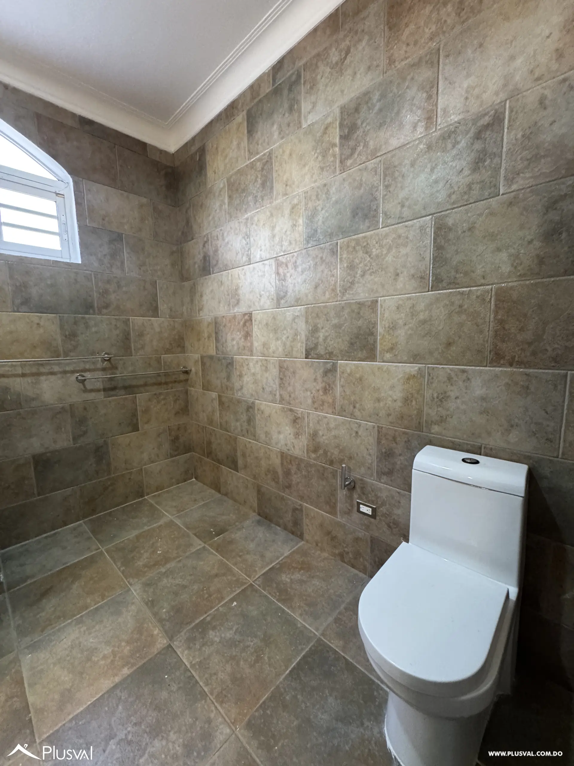 Casa de Dos Niveles en Alquiler en Exclusivo Complejo Habitacional Privado 528703