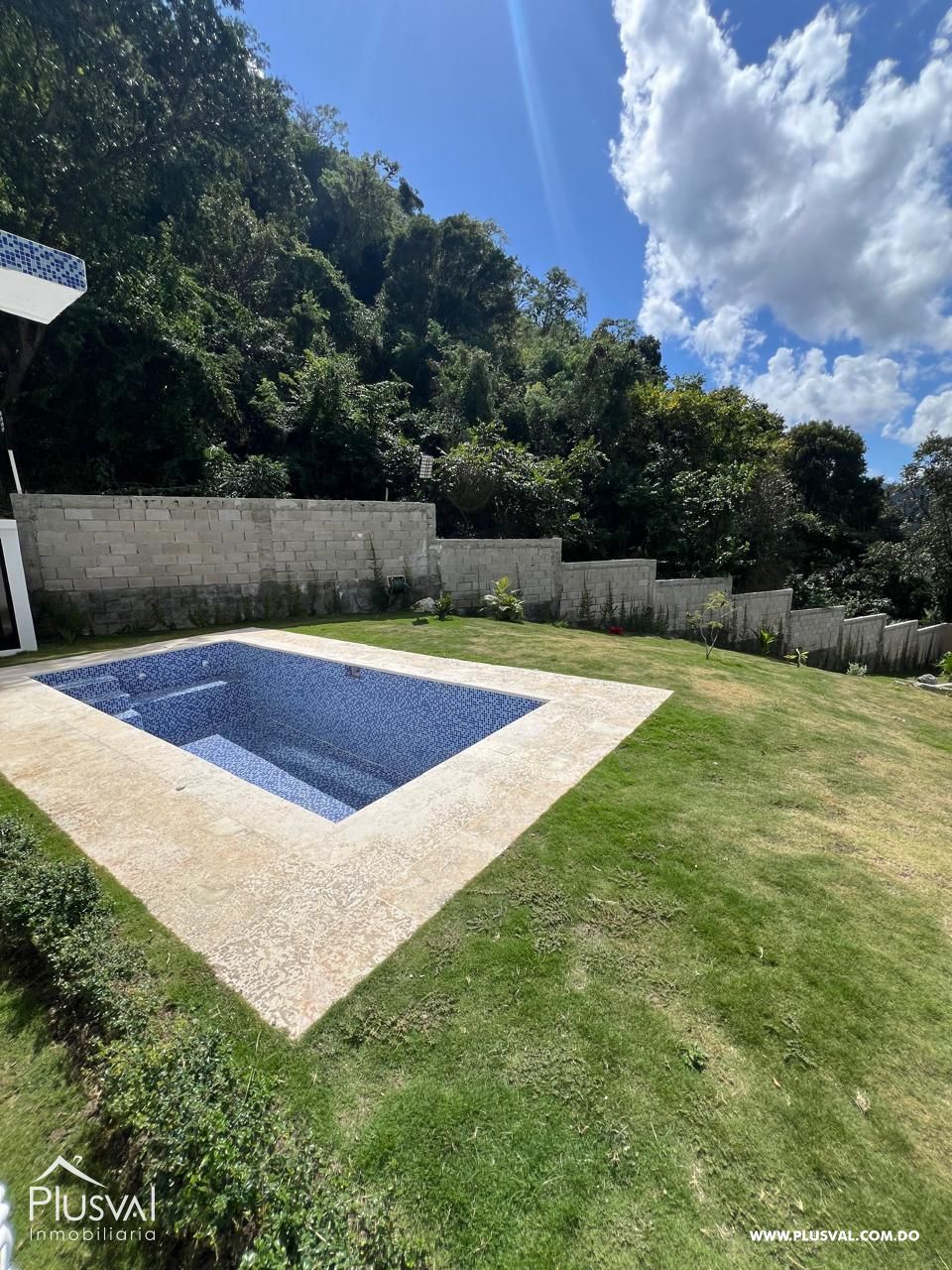 Casa de dos niveles amueblada con piscina en venta 497456