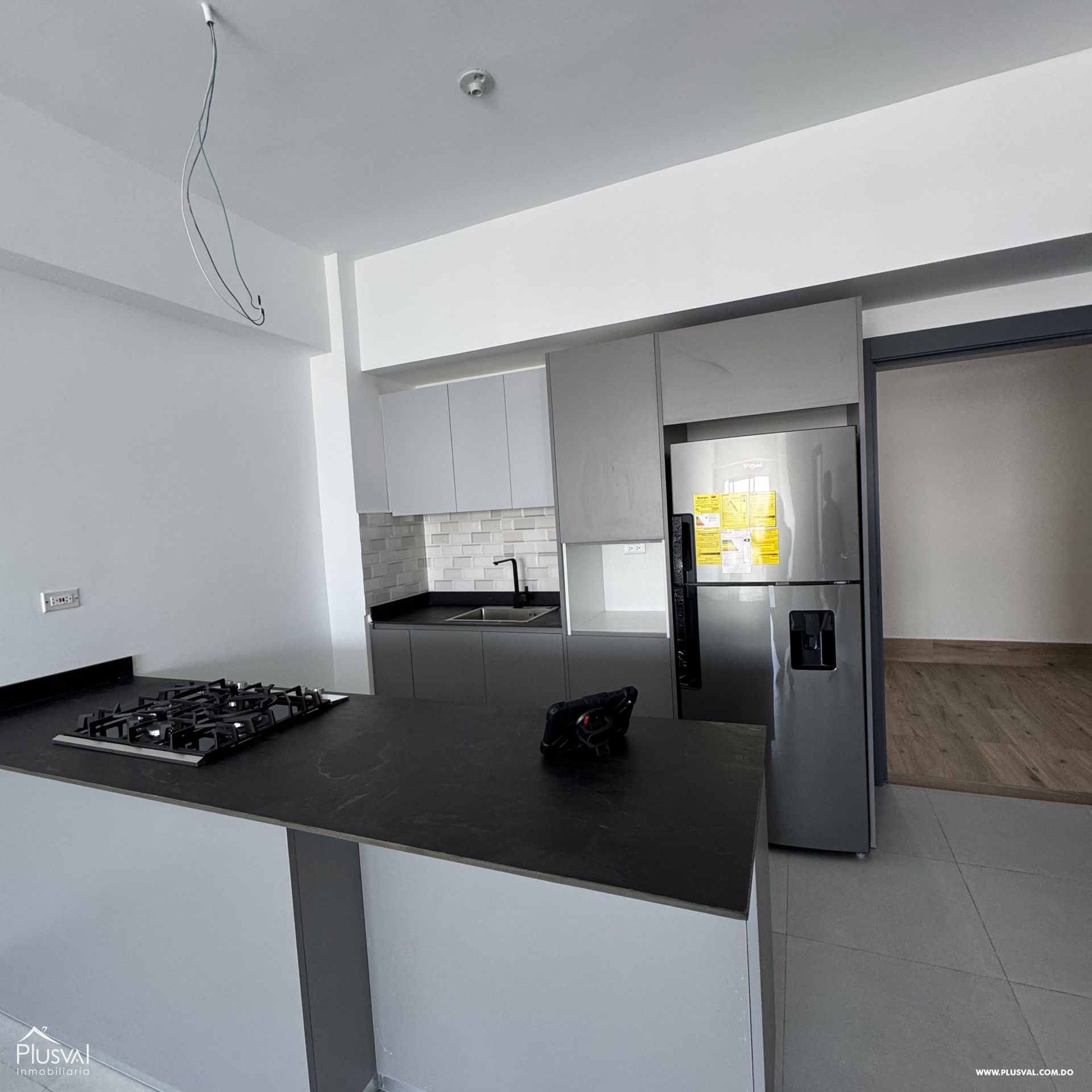 Apartamento en alquiler en Naco, piso 10, con línea blanca. Una habitación y dos baños completos. 391506