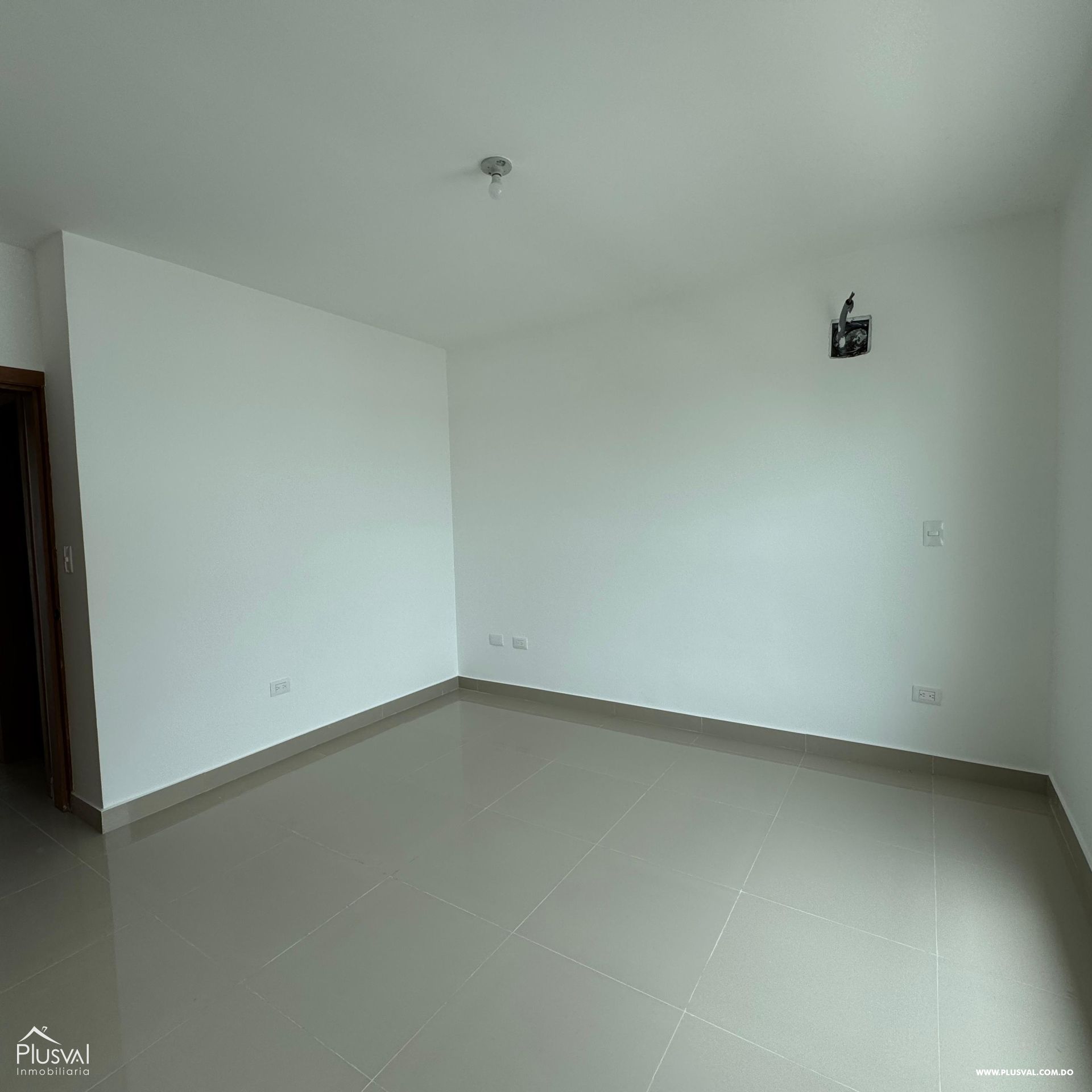 Amplio apartamento residencial ubicado en un 4to nivel con terraza, ideal para los amantes de la naturaleza y de la cordillera. 501314