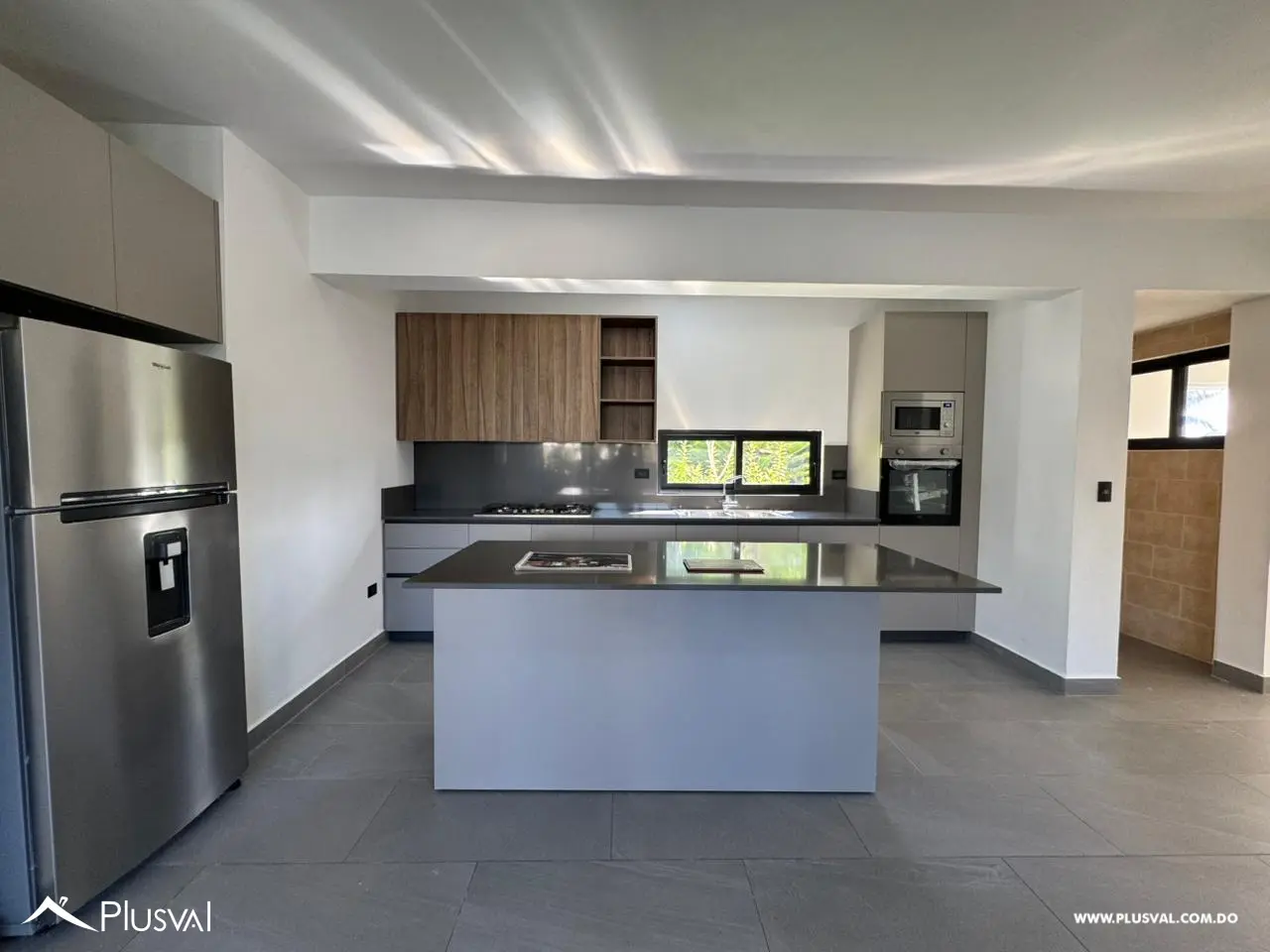 Apartamento en primer nivel con patio y balcón frontal en Cabarete 483708