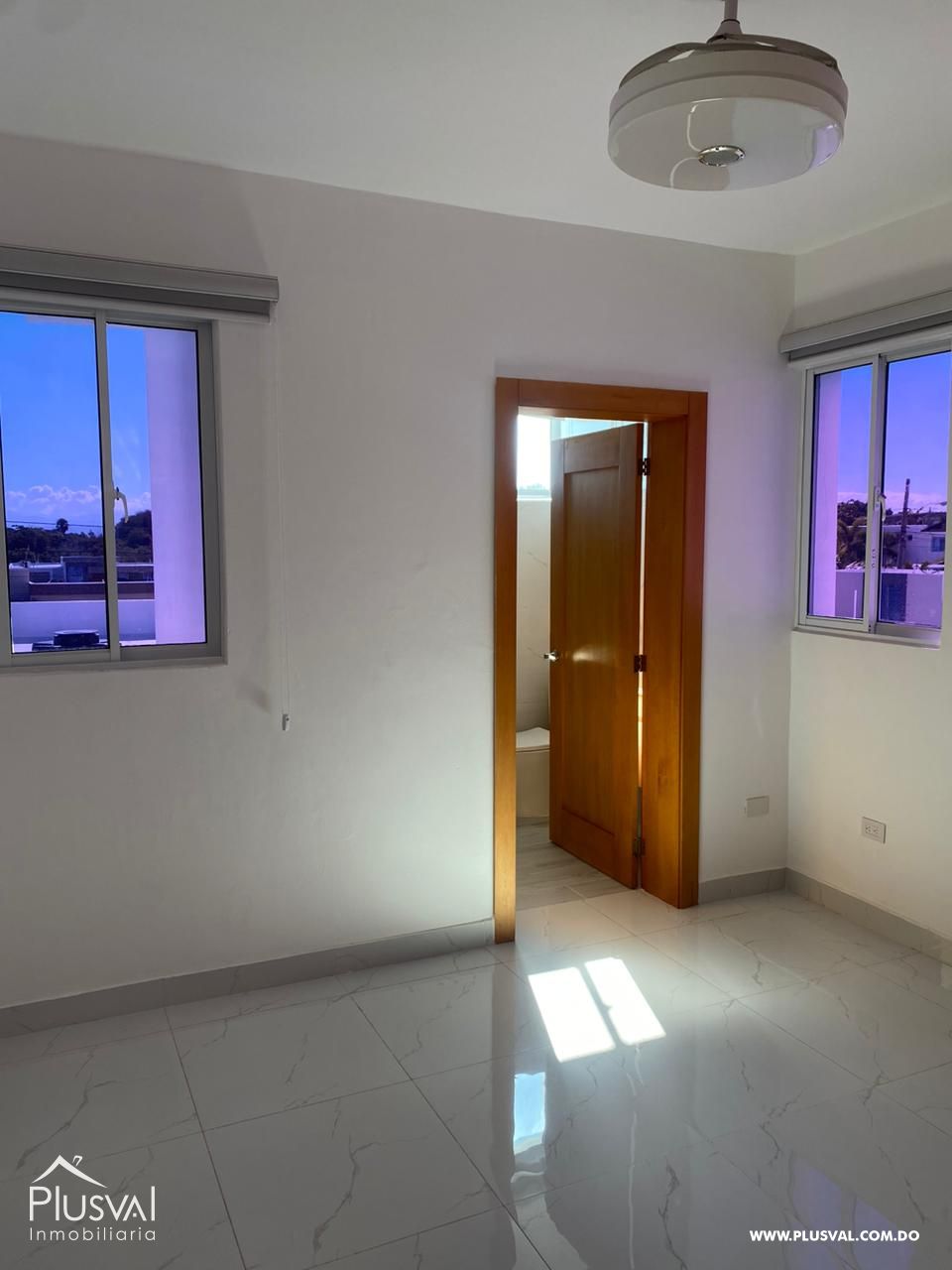 Casa Moderna de Dos Niveles en Complejo Cerrado con Diseño Funcional y Patio 483960