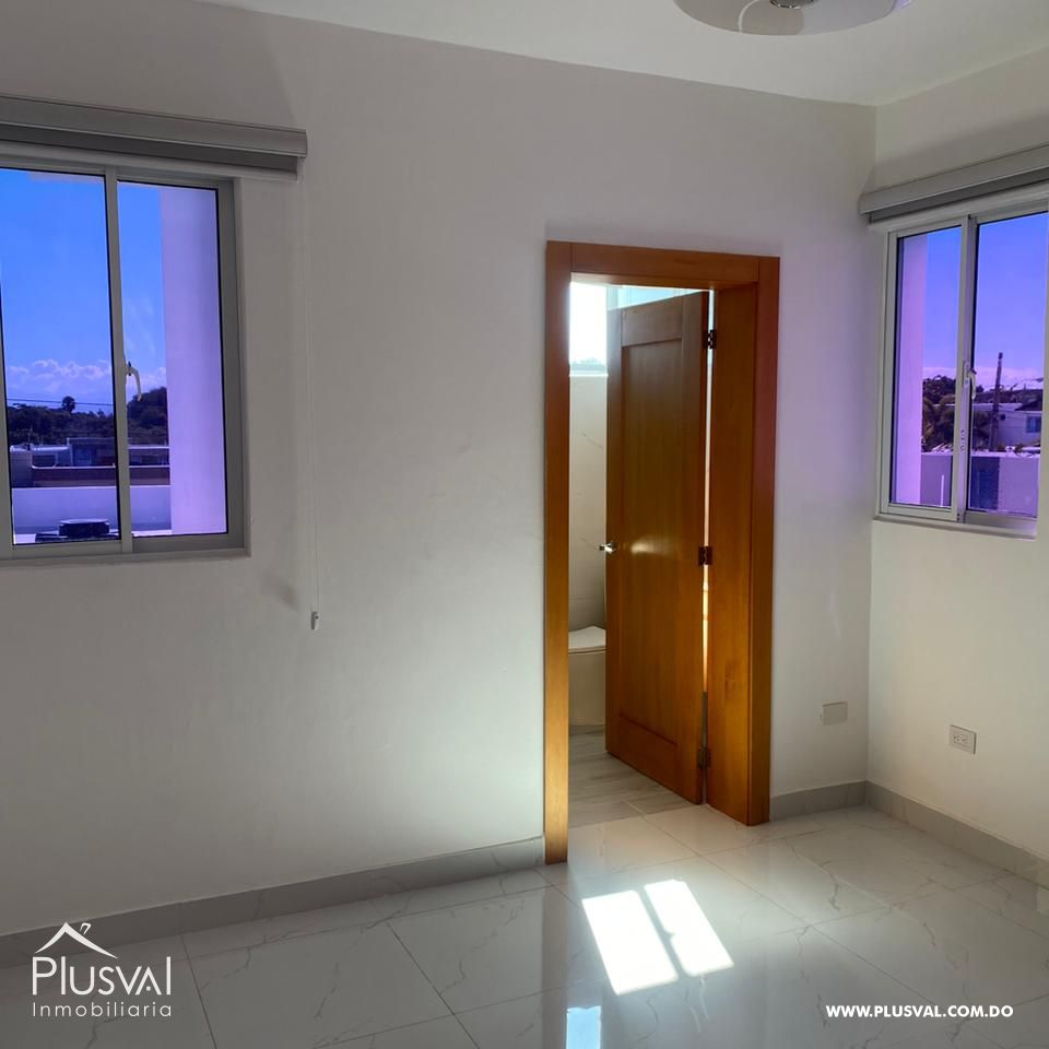 Casa Moderna de Dos Niveles en Complejo Cerrado con Diseño Funcional y Patio 483960