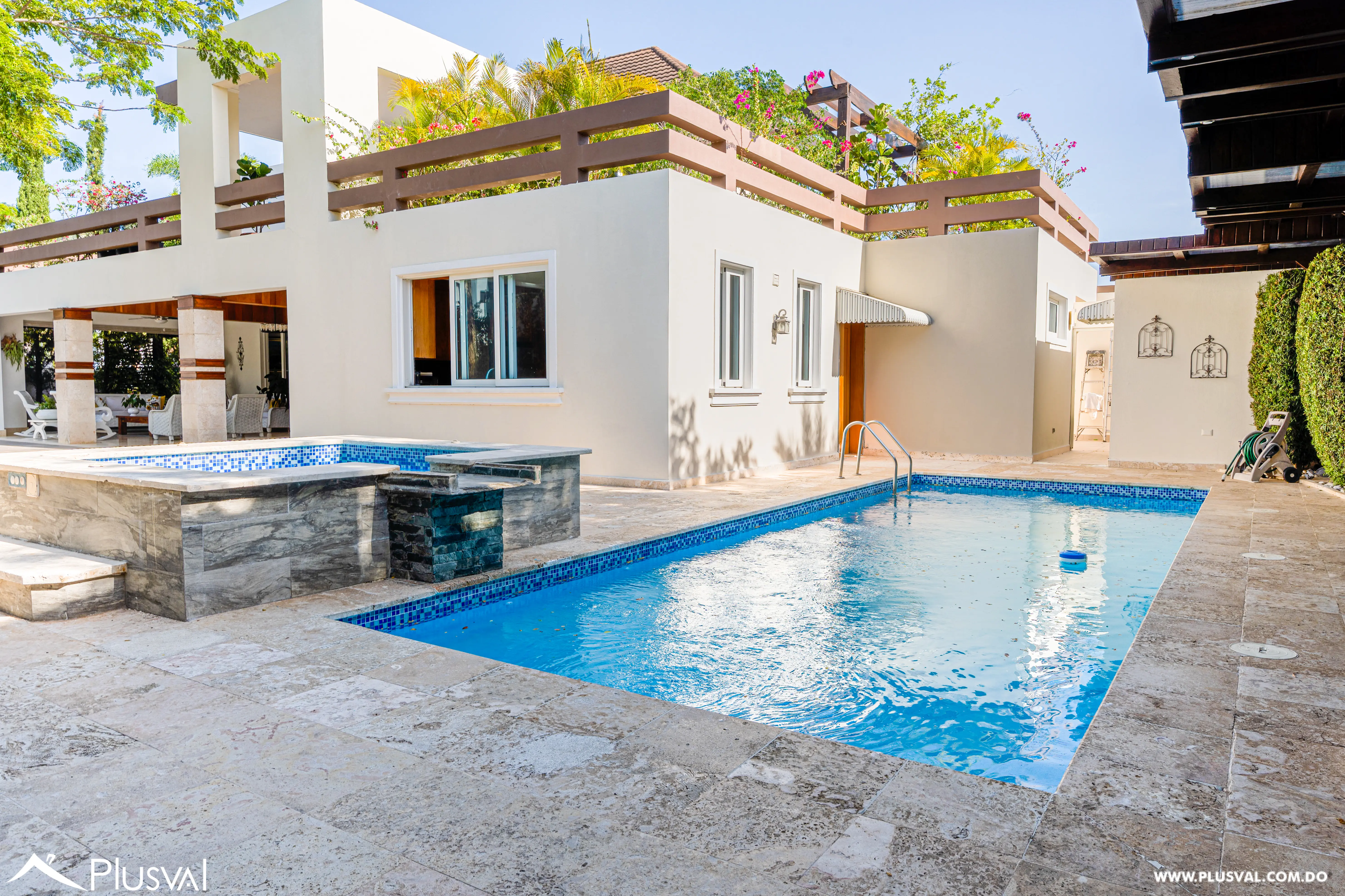 Exclusiva Casa de Dos Niveles en Venta con Piscina y Patio 522149