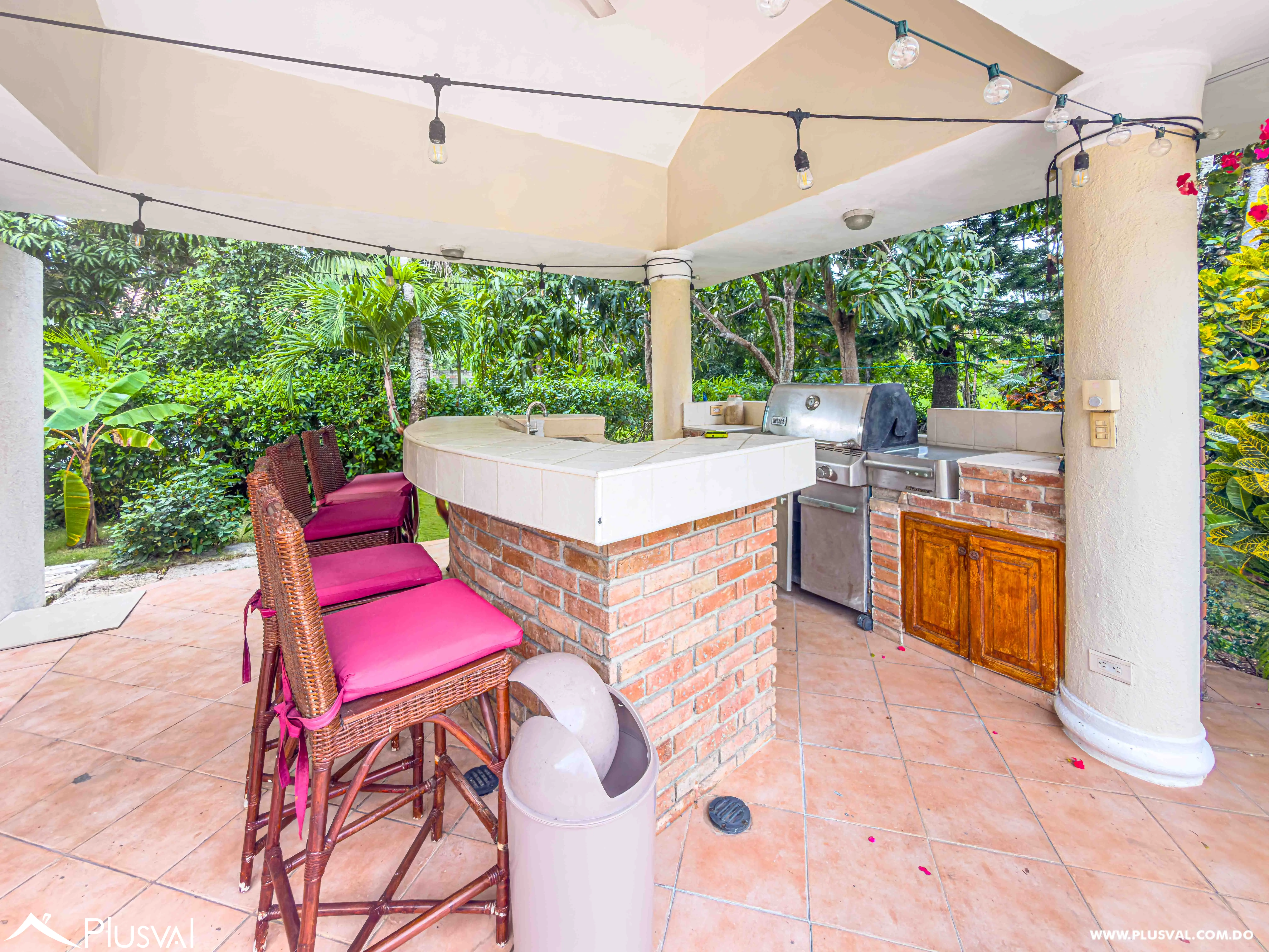 Villa en Venta en Juan Dolio con Piscina, Gazebo y Amplio Patio en Comunidad de Golf 496582