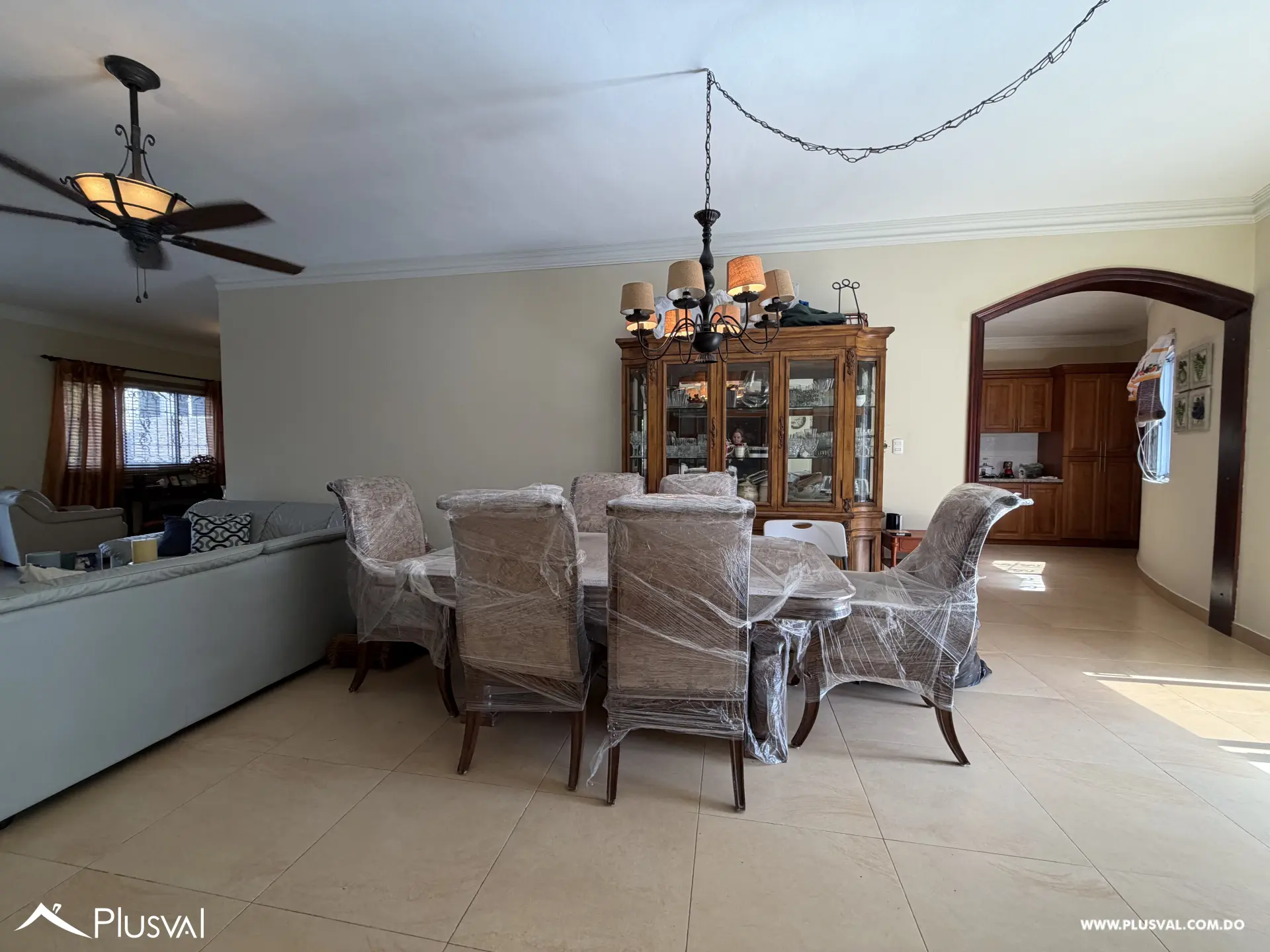 Casa de 3 Niveles con Piscina y Área Social en Juan Dolio 513228