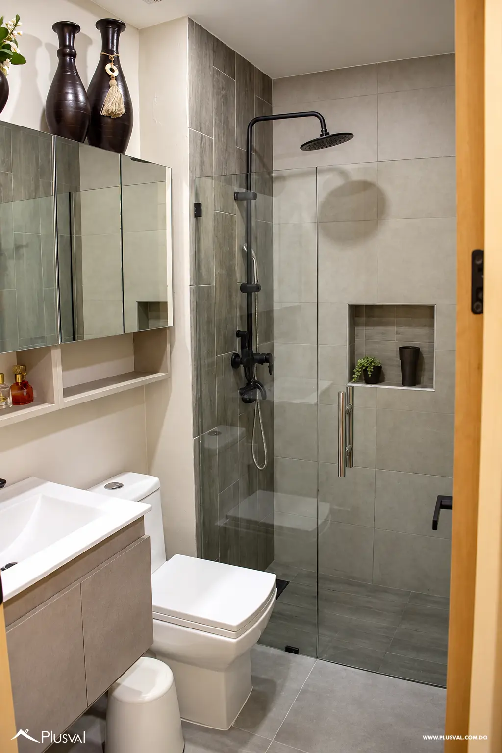 Apartamento en venta en Bella Vista, de tres habitaciones, edif de 7 niveles. 528365