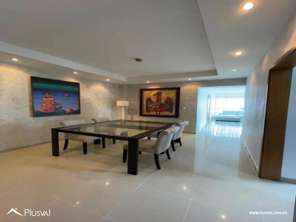 Se alquila amplio apartamento de 3 habitaciones y 2 parqueos. 469433