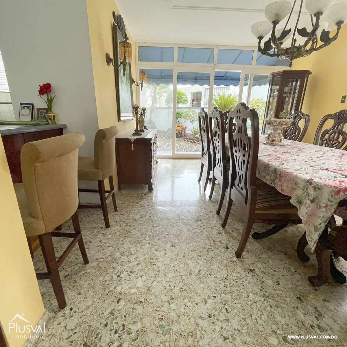 Hermosa casa con amplio patio, ubicada en zona privilegiada de Santiago. 290664