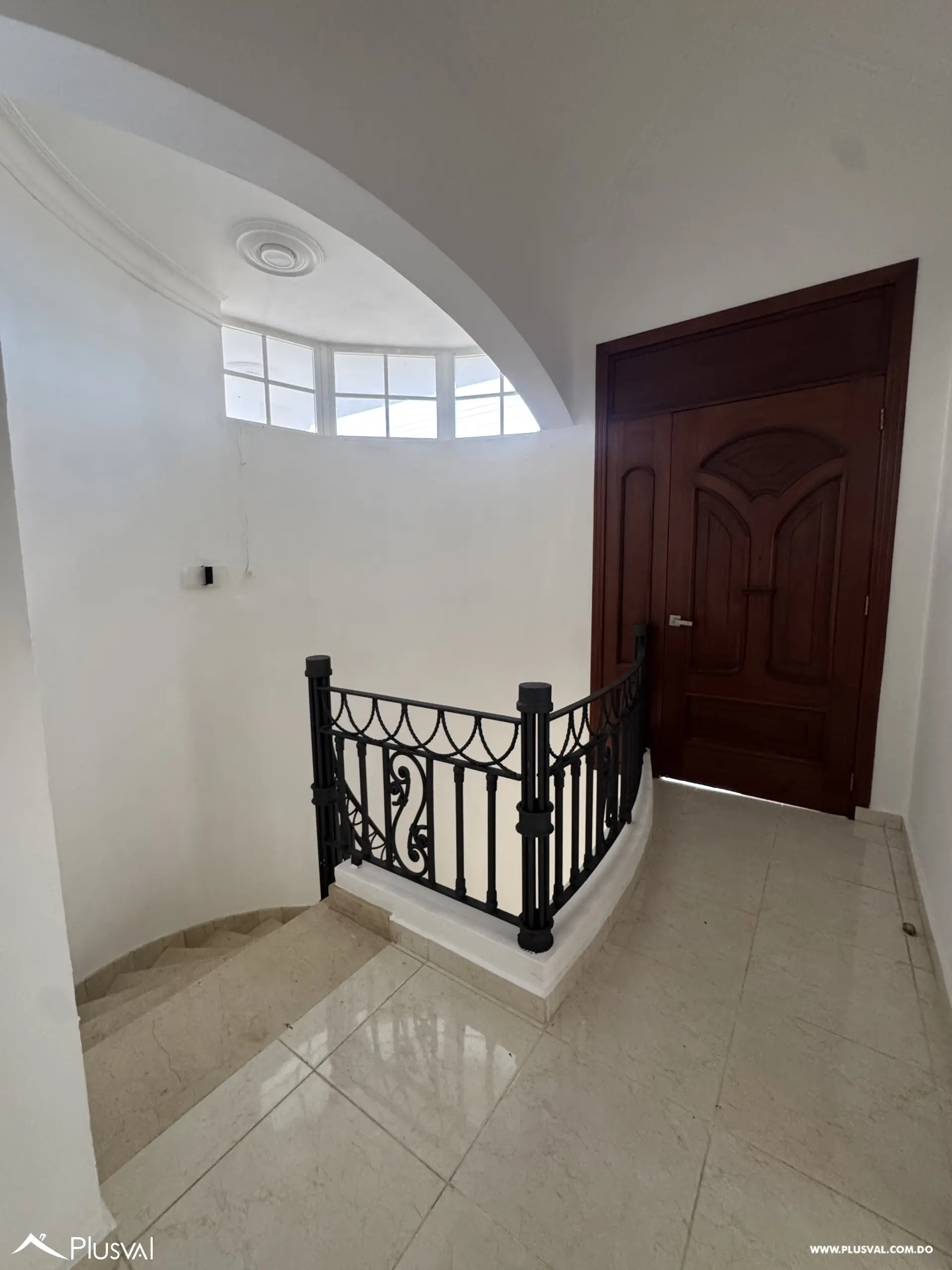 Casa de Dos Niveles en Alquiler en Exclusivo Complejo Habitacional Privado 528705