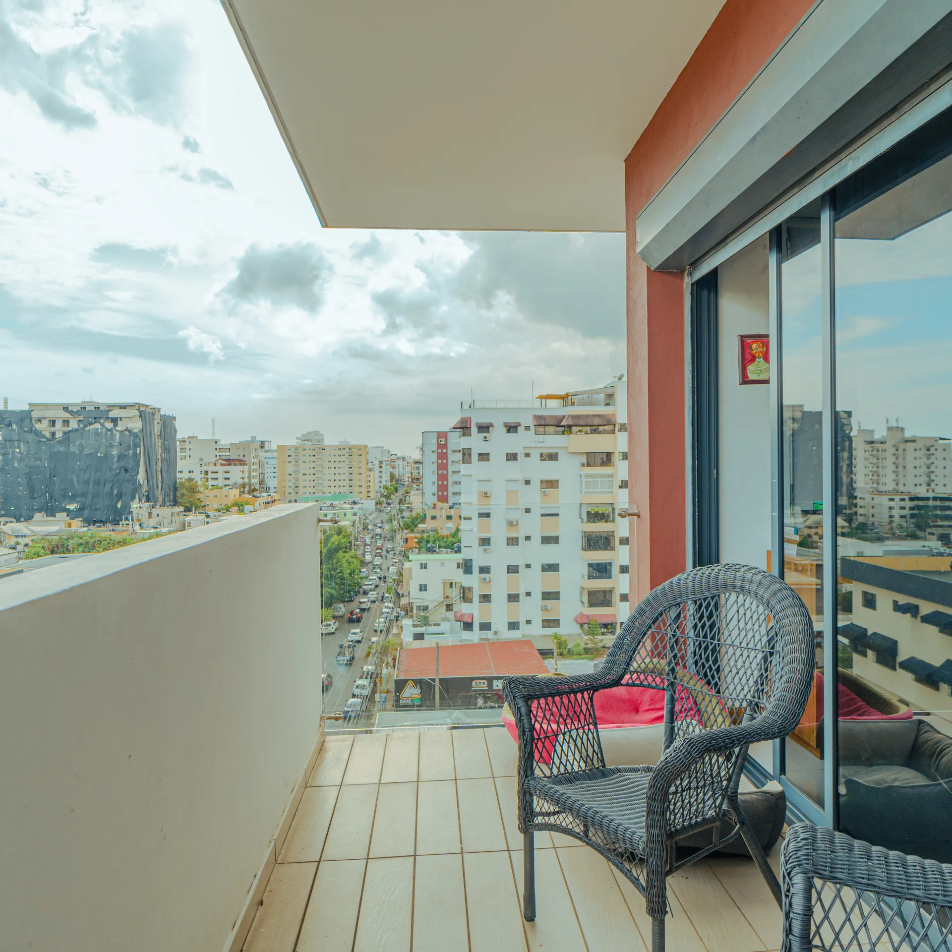 Pent-house con terraza privada y 3 parqueos en Evaristo Morales 435846