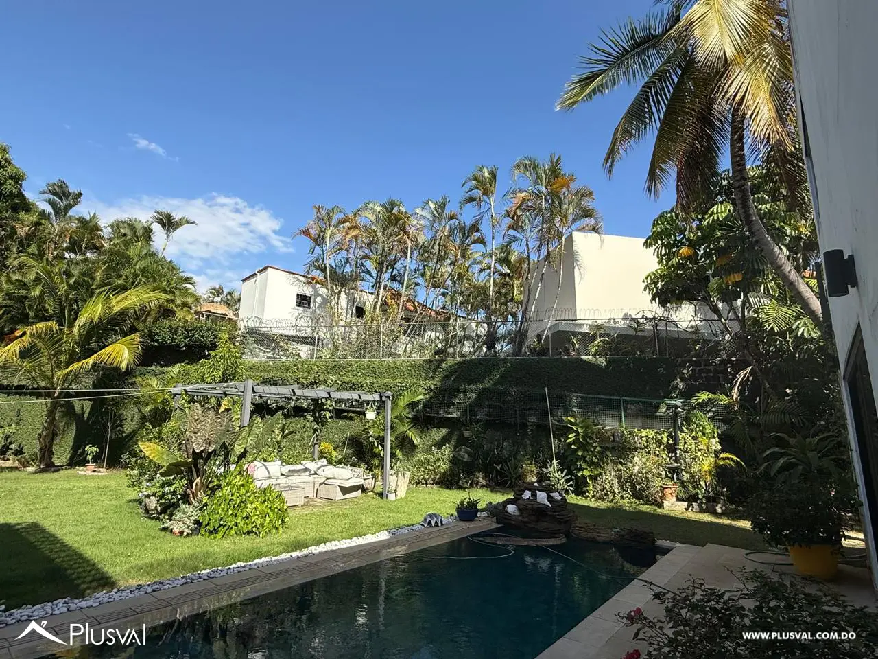 Casa Inteligente con Paneles Solares, Tesla Powerwall y Piscina en Las Praderas 487997