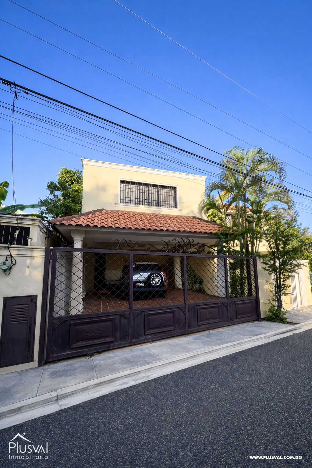 Casa moderna de 3 niveles con terraza y jacuzzi 487536