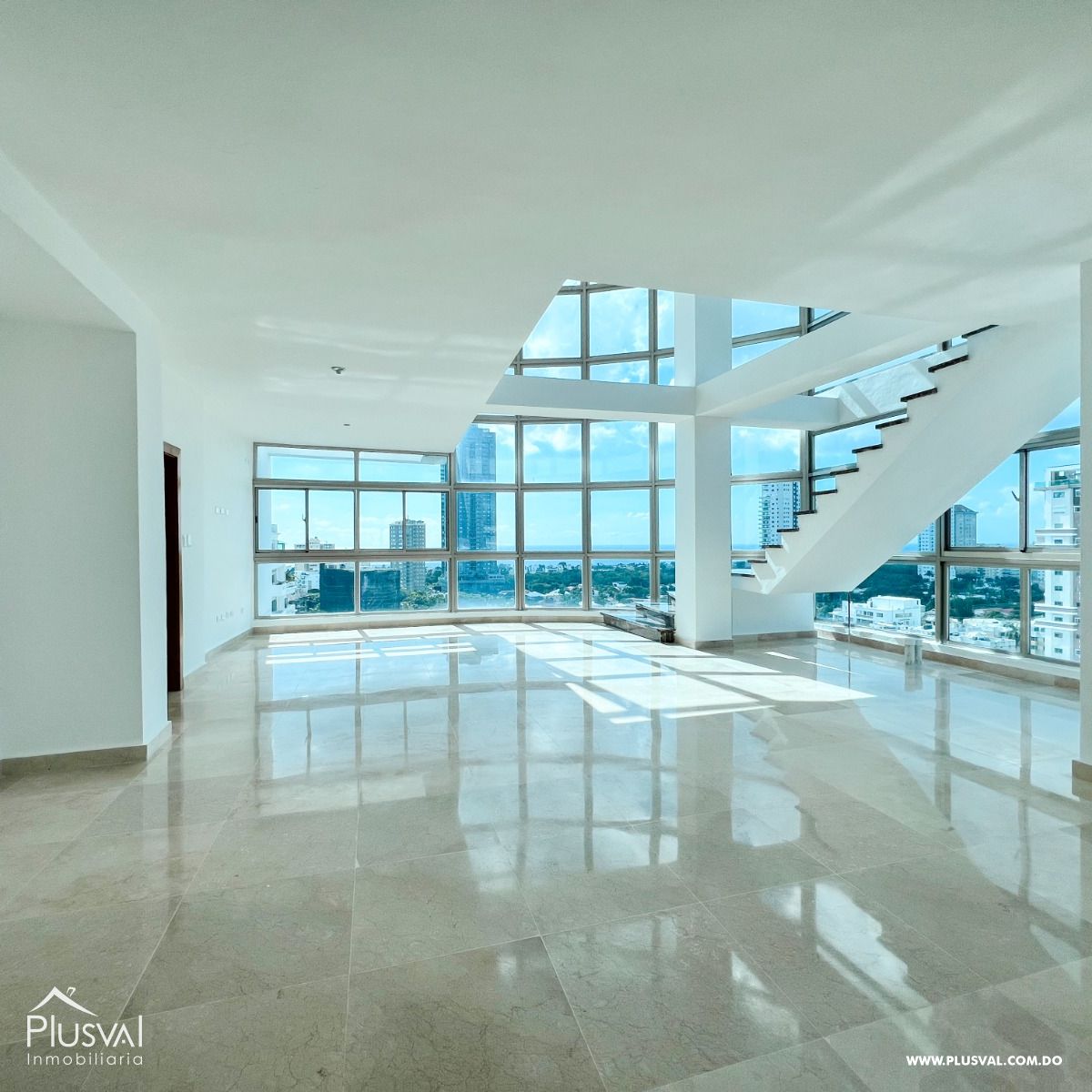 Impresionante PentHouse de tres niveles a pasos del parque Mirador Sur, con ascensor interno. 435395