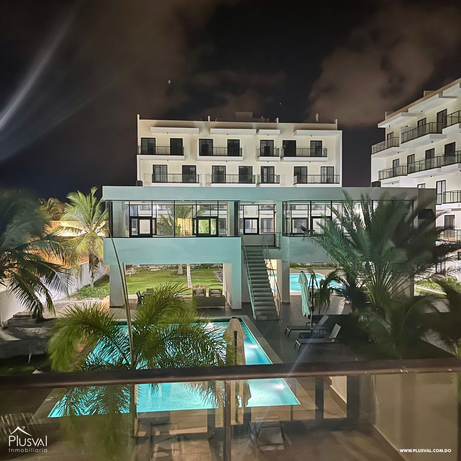 Apartamento amueblado en venta en central park at downtown punta cana con vista a la piscina 344112
