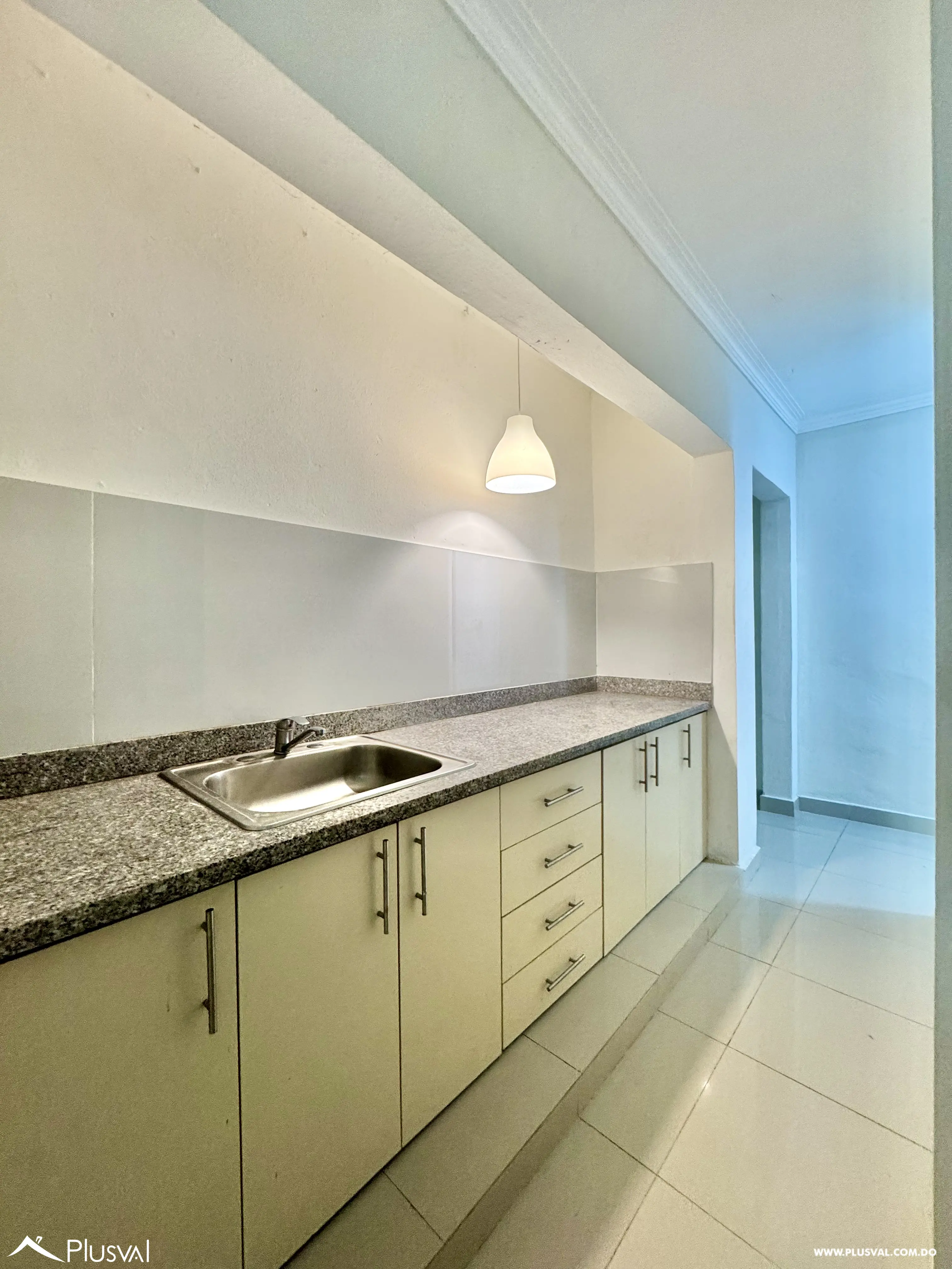 Alquilo Excelente Local en 2do Nivel en Gazcue 507805