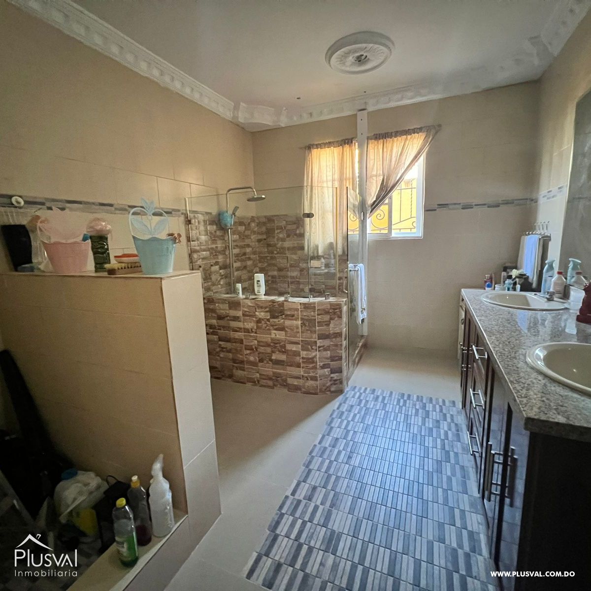 Casa en venta en Santo Domingo Este, mas una segunda casa con jacuzzi en el segundo piso. 381767