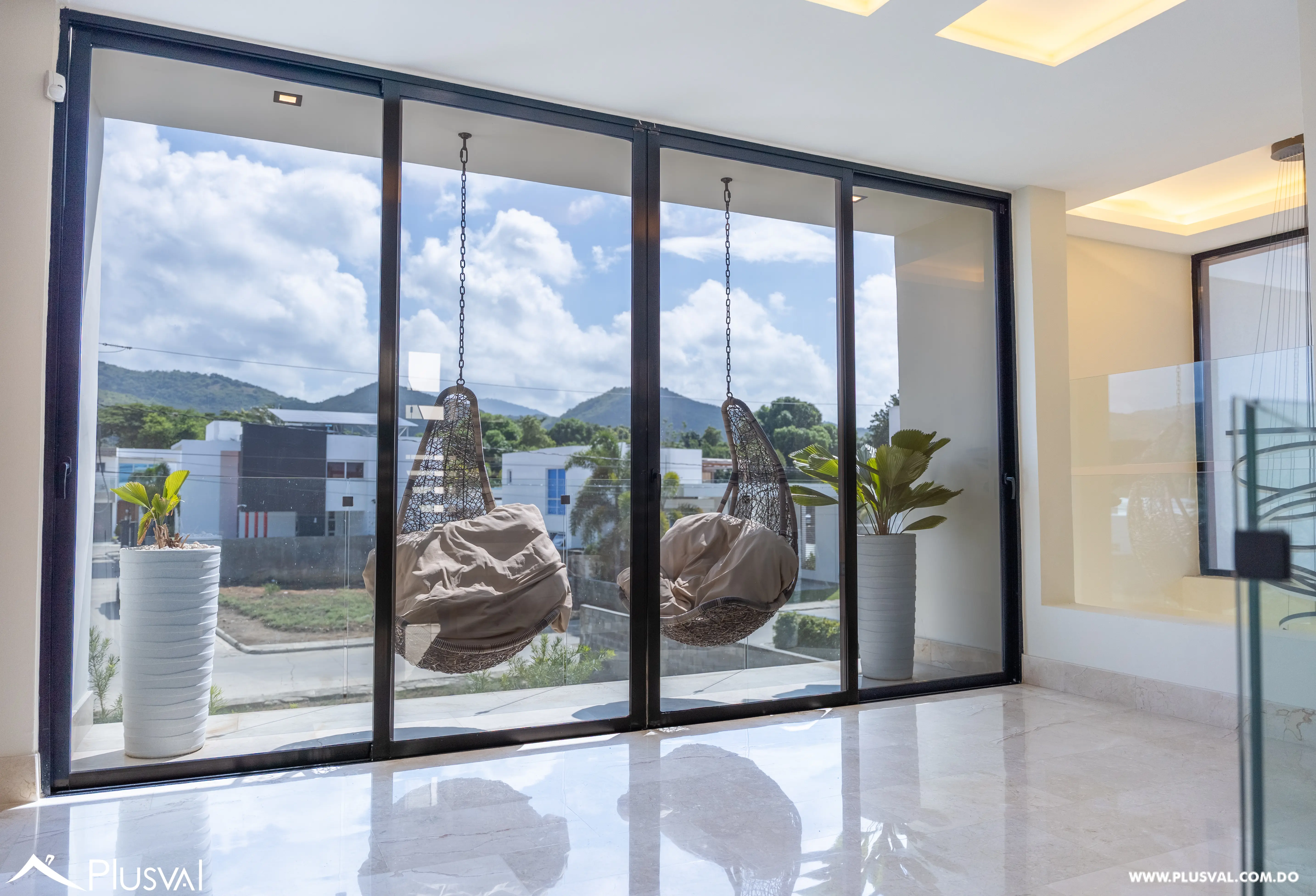 Lujosa Casa en Venta de Tres Niveles en Llanos de Gurabo 520394
