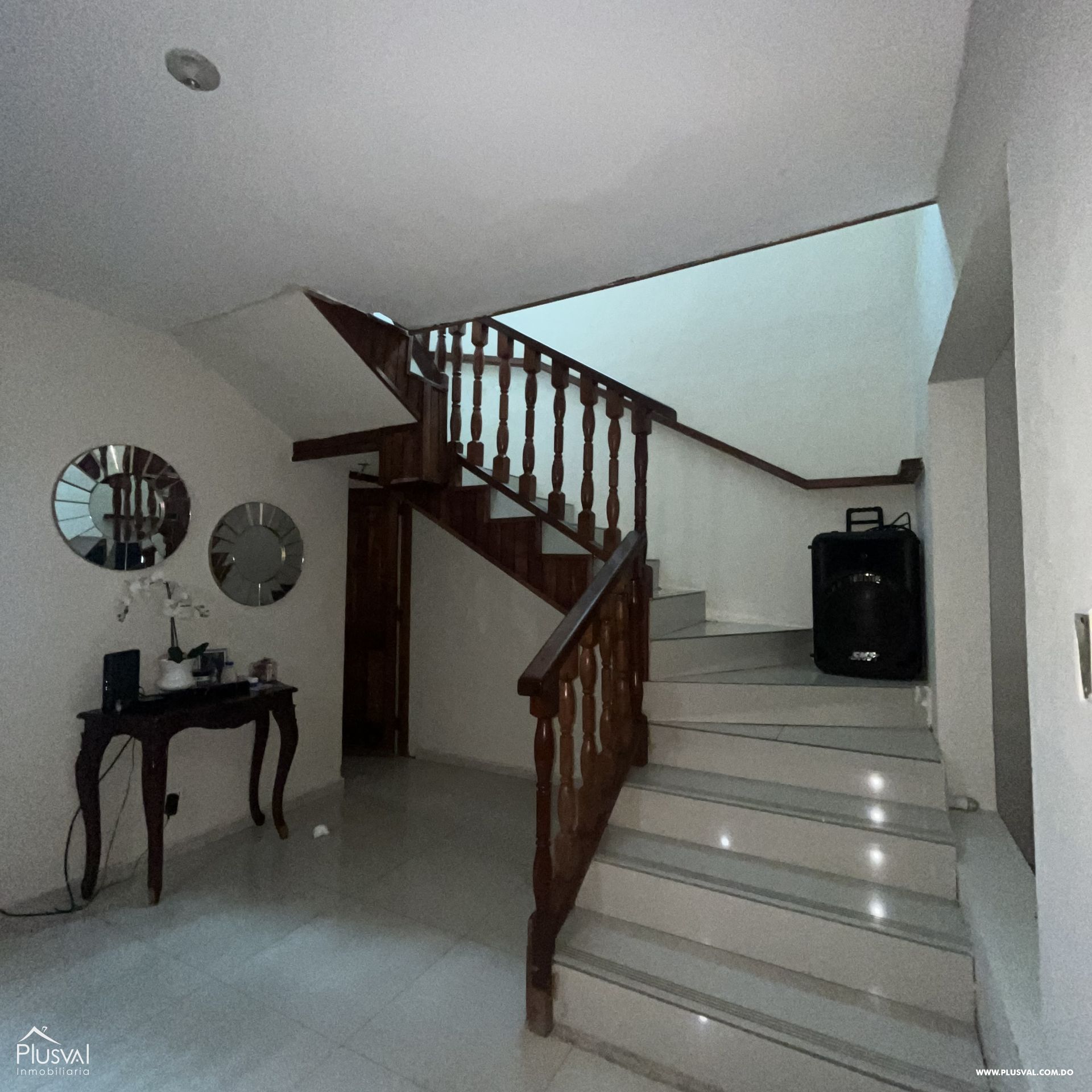 Casa en venta en calle comercial con espacios bien amplios 390885