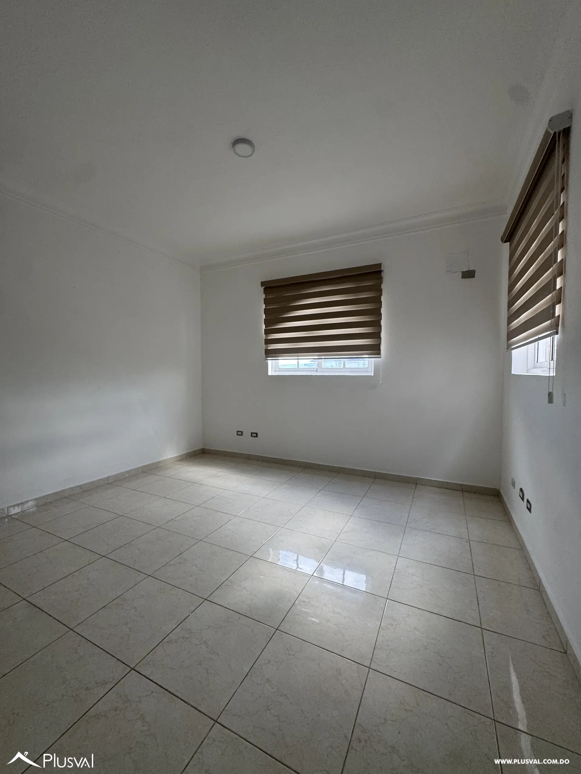 Casa de Dos Niveles en Alquiler en Exclusivo Complejo Habitacional Privado 528708