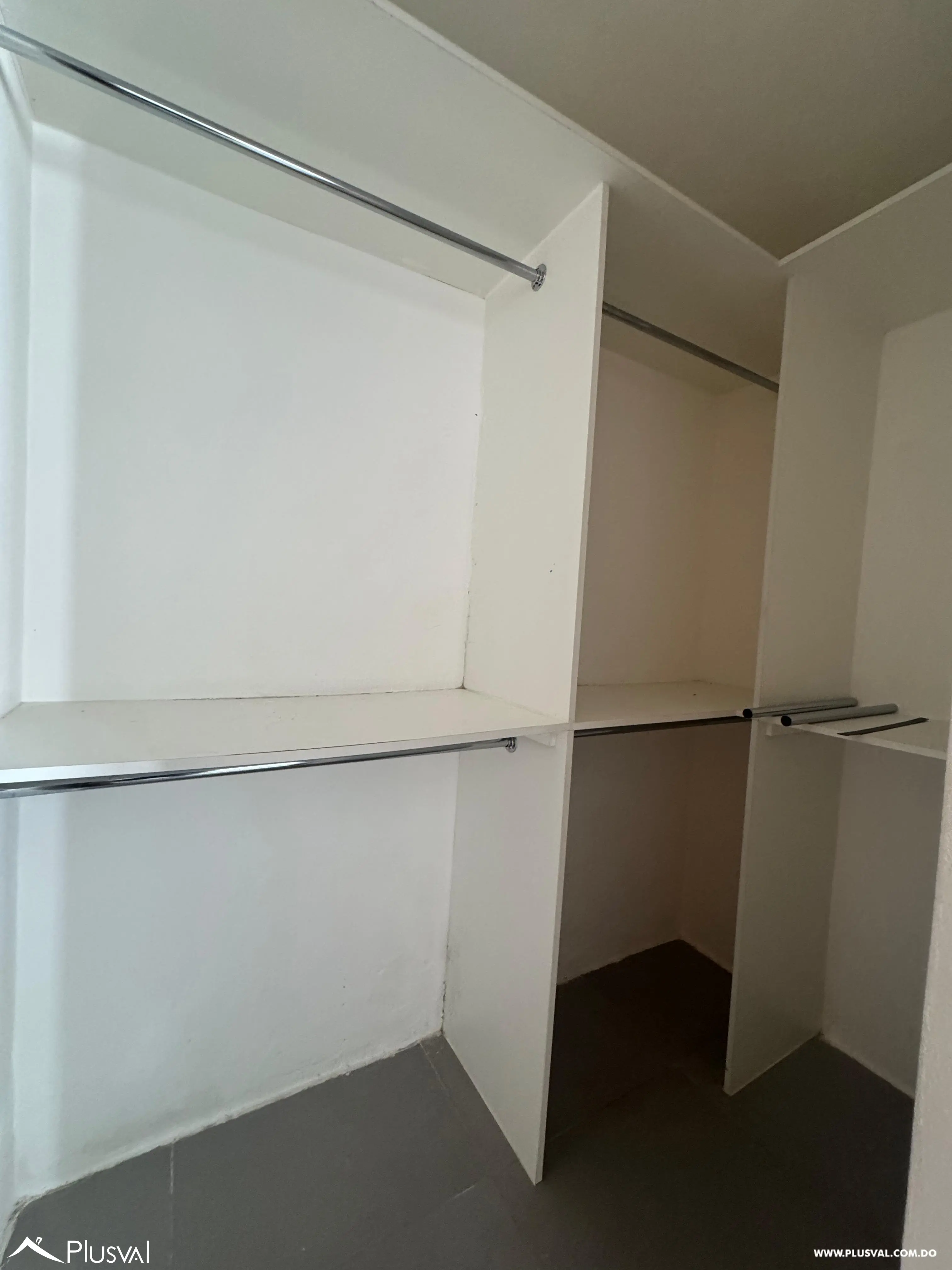 Alquiler de comodo apartamento en torre moderna de Evaristo Morales 458280