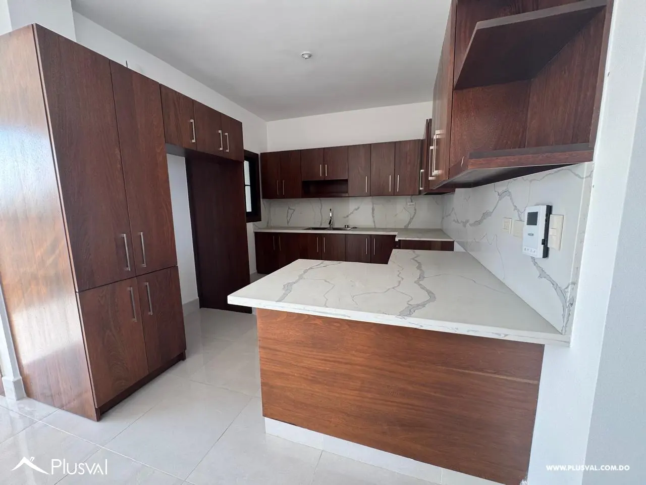 Apartmento en piso alto con espectacular vista panorámica desde sala y habitación en la Urb. Thomen. 462818