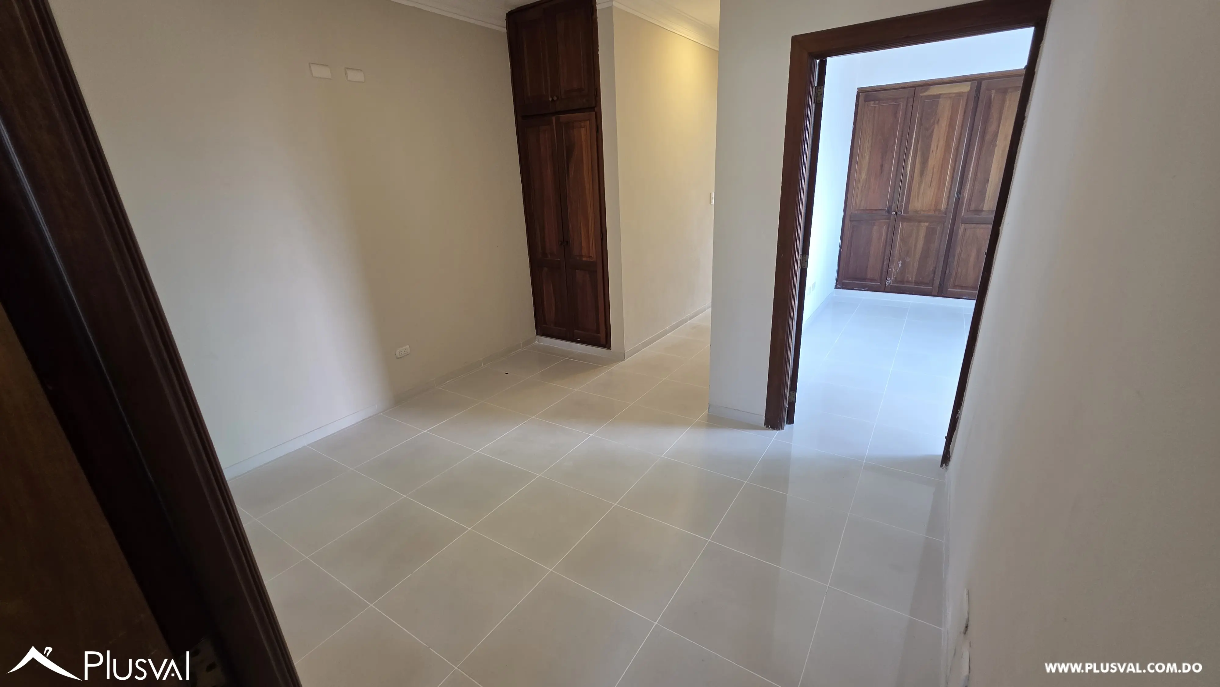 Amplio apartamento en alquiler en Evaristo Morales 536933