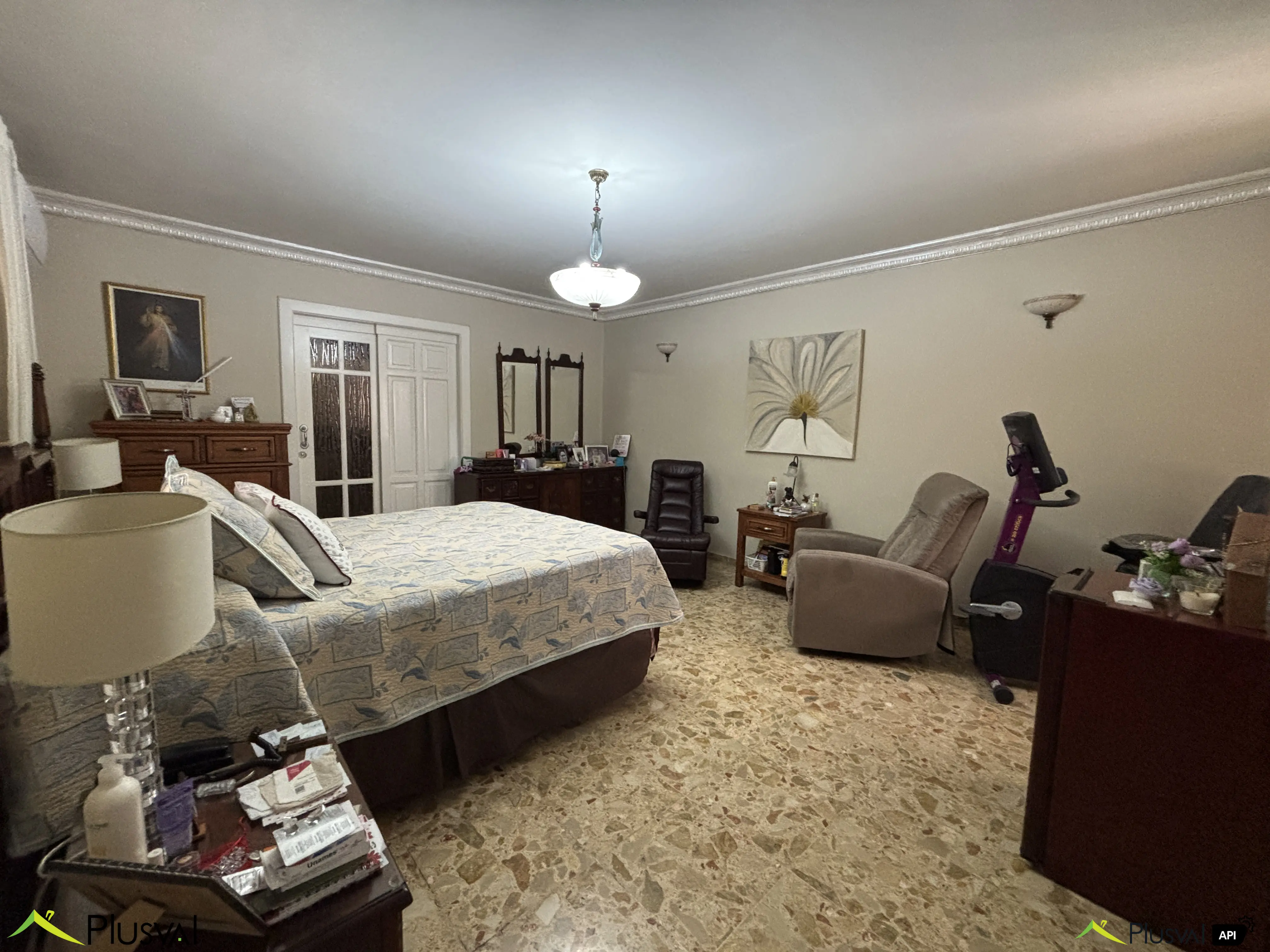 Clásico y amplio apartamento en Venta parcialmente remodelado en primer nivel ubicado en el centro de Piantini, cerca de restaurants, plazas comerciales, salones de belleza, supermercados, etc. 447238