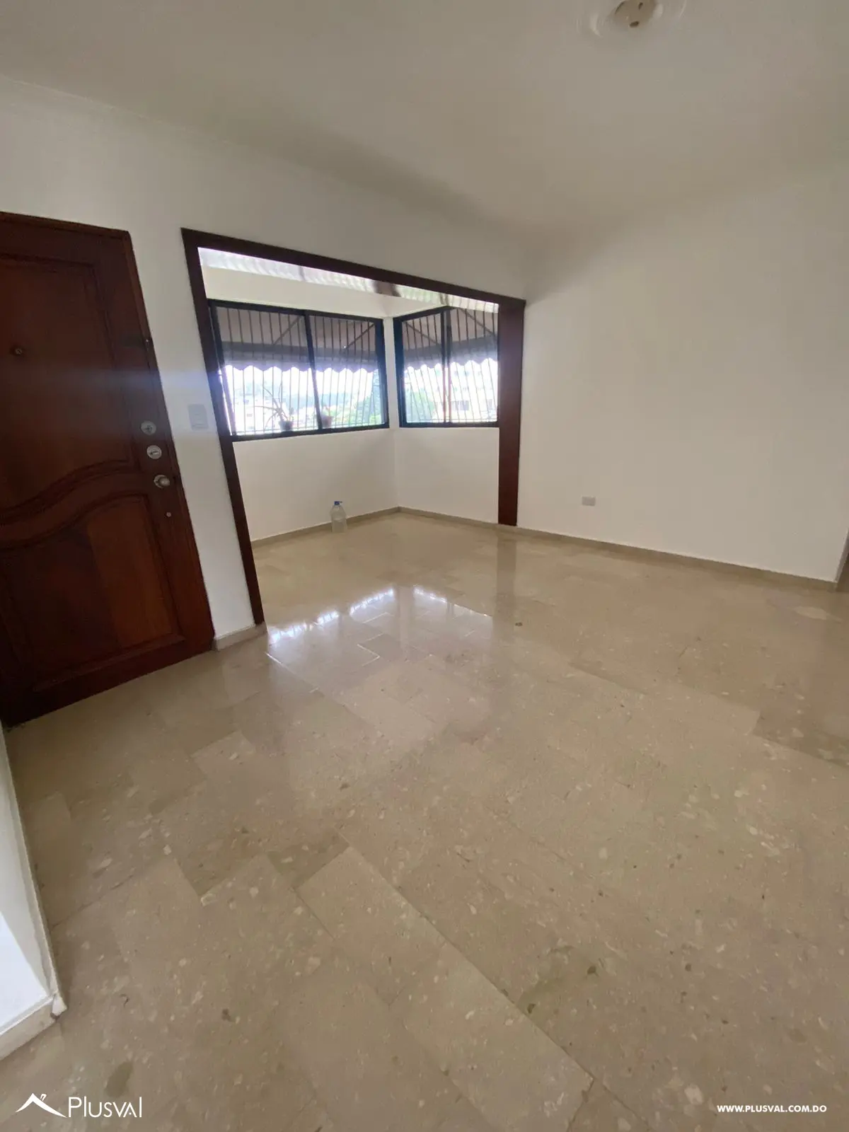 Apartamento en 3er Nivel Espacioso y en Alquiler en la Esmeralda, Santiago de los Caballeros 485357