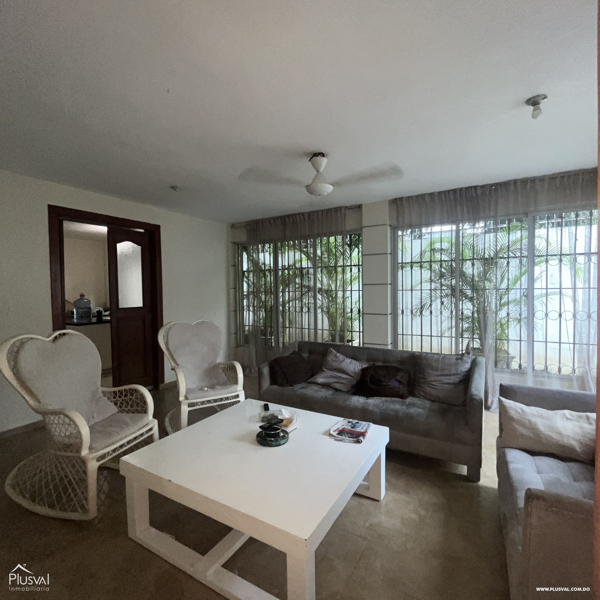 Casa en venta en calle comercial con espacios bien amplios 390886