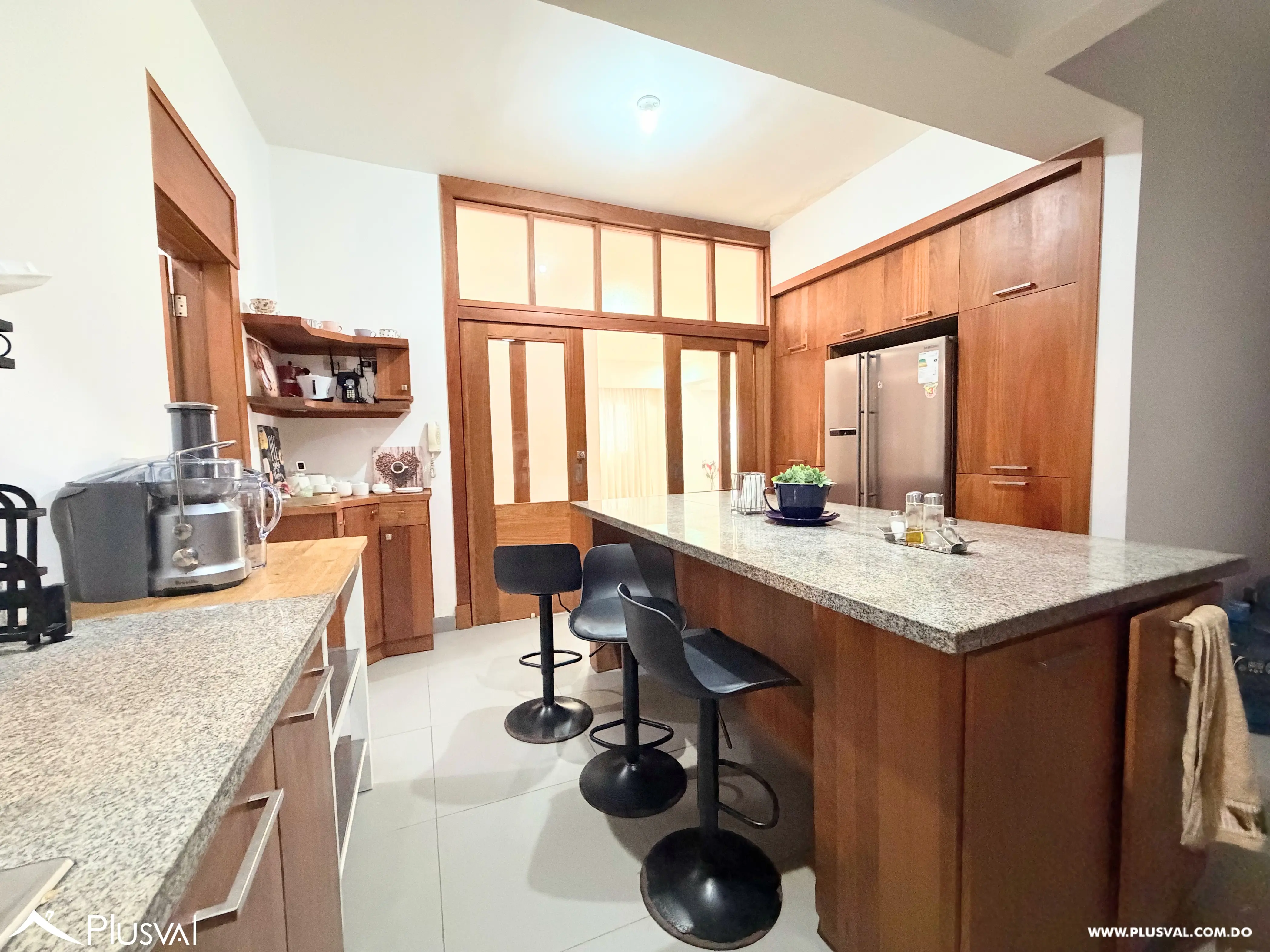 Se vende amplio apartamento de 4 habitaciones en Naco. 536786