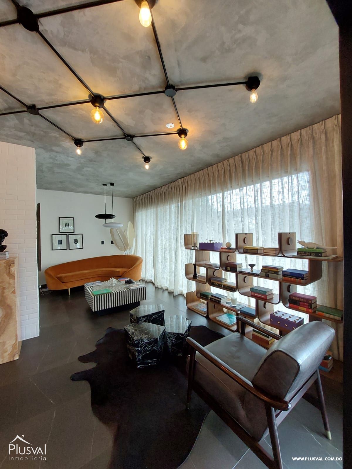 Amplio apartamento en alquiler ubicado en zona privilegiada de Santiago. 257777