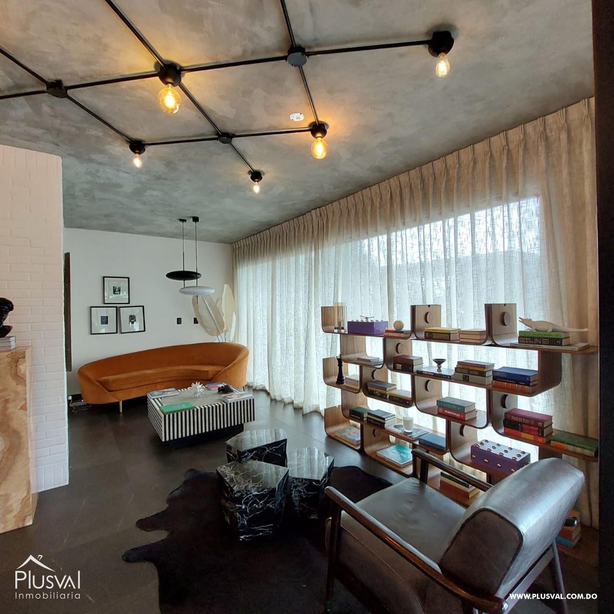 Amplio apartamento en alquiler ubicado en zona privilegiada de Santiago. 257777