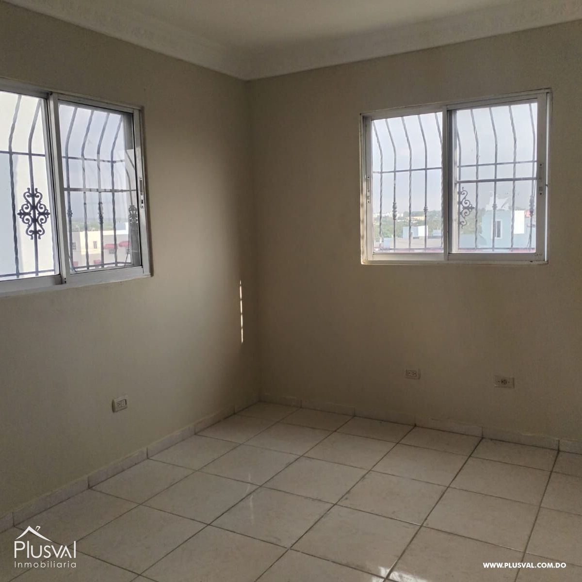 Amplio apartamento con 3 habitaciones más cuarto de servicio. 350150