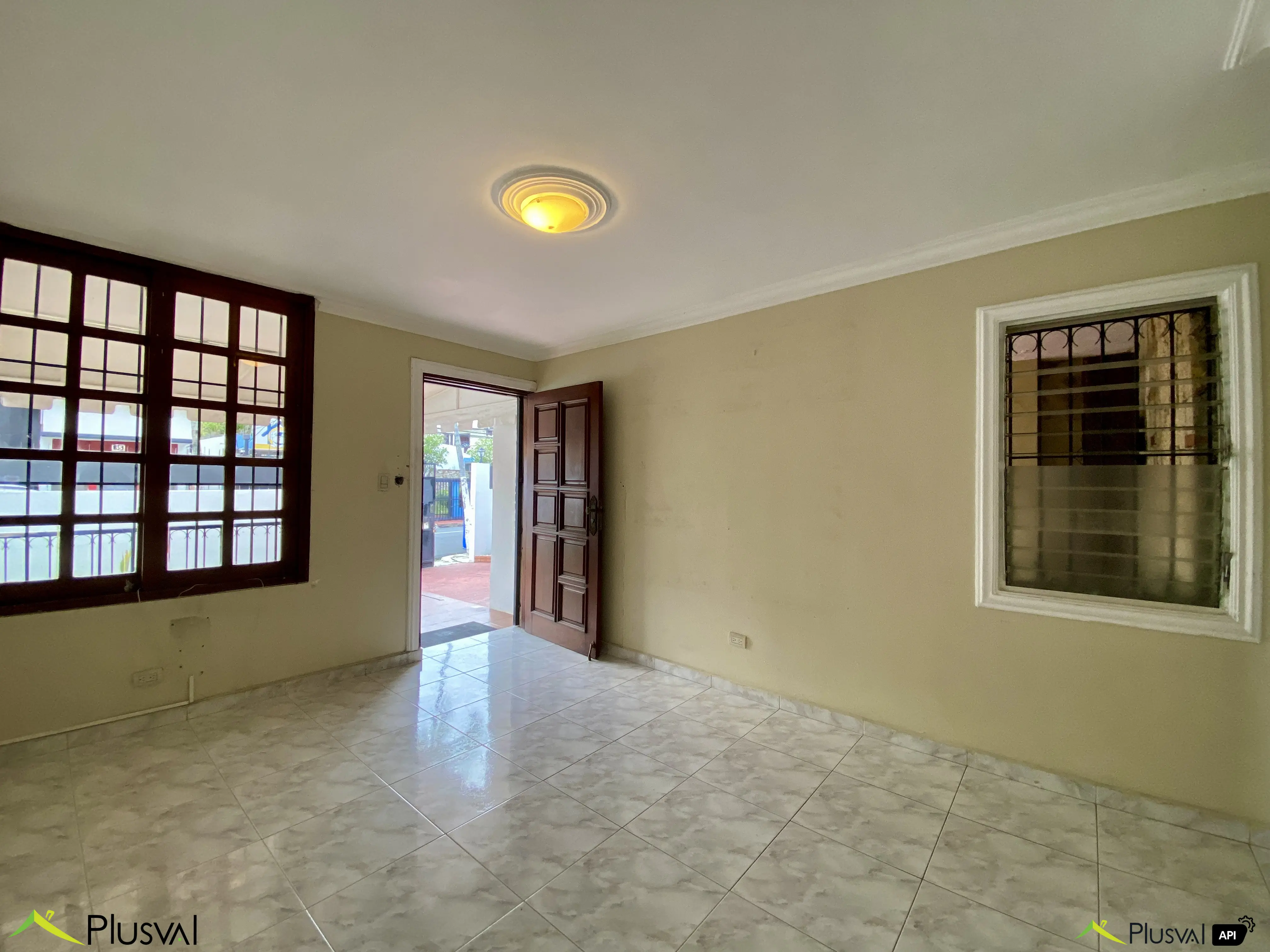 Casa Comercial de Dos Niveles en Alquiler en Urbanización Fernández – Ideal para Oficinas o Negocio 450675