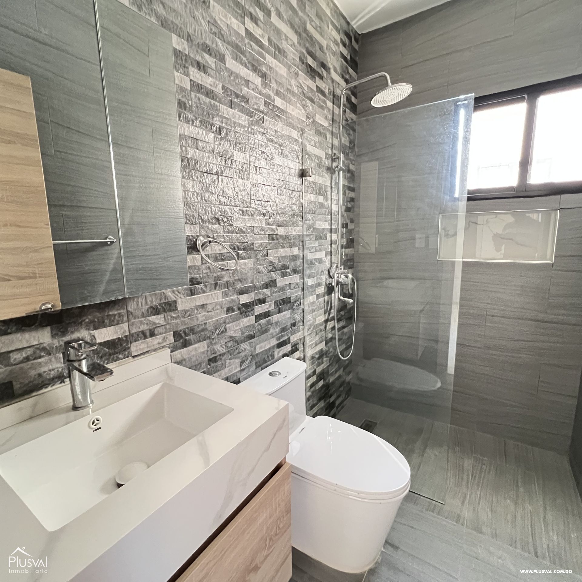 Venta de villa con patio y piscina 423513