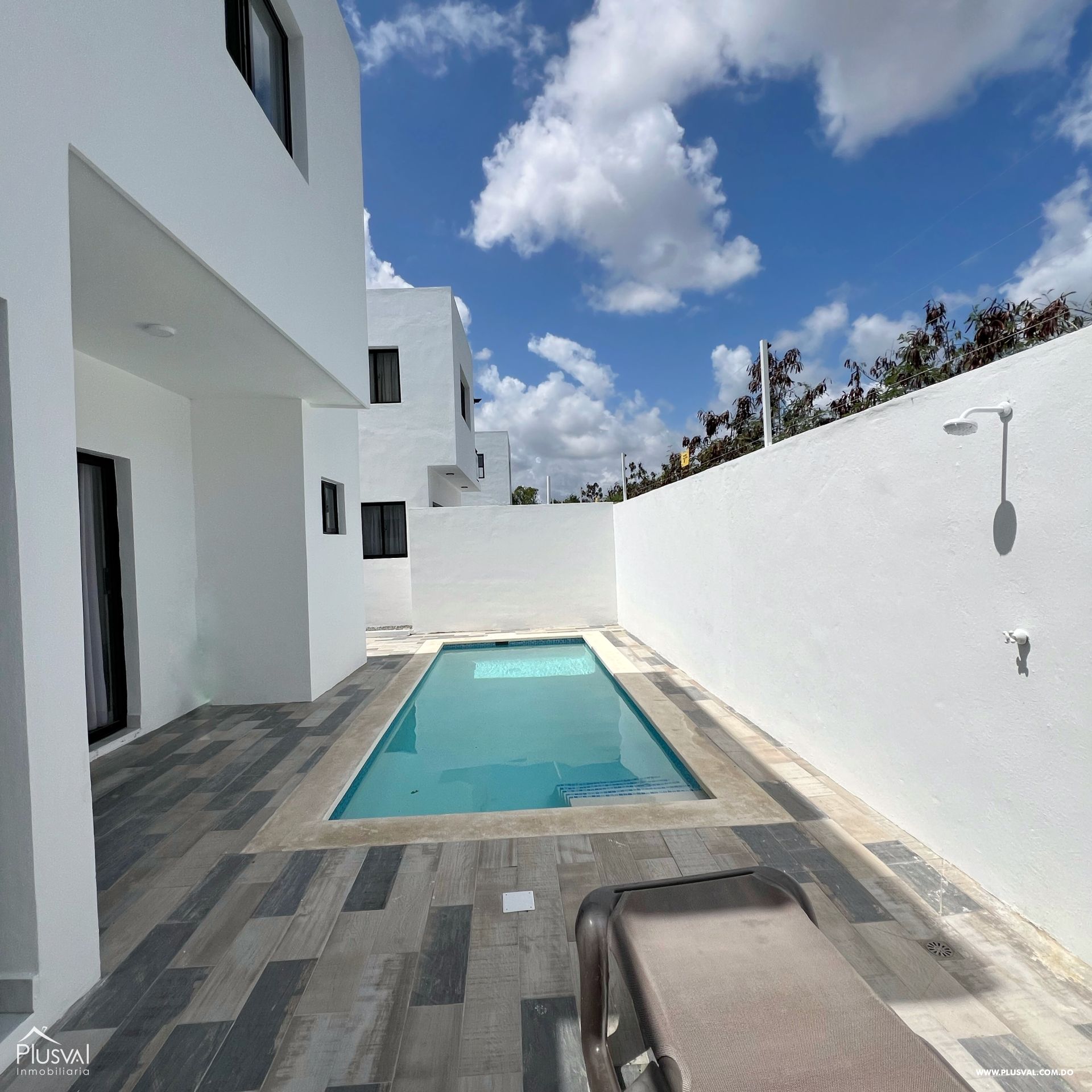 Exclusiva casa de dos niveles a la venta ubicada en Bavaro, Punta Cana 371099