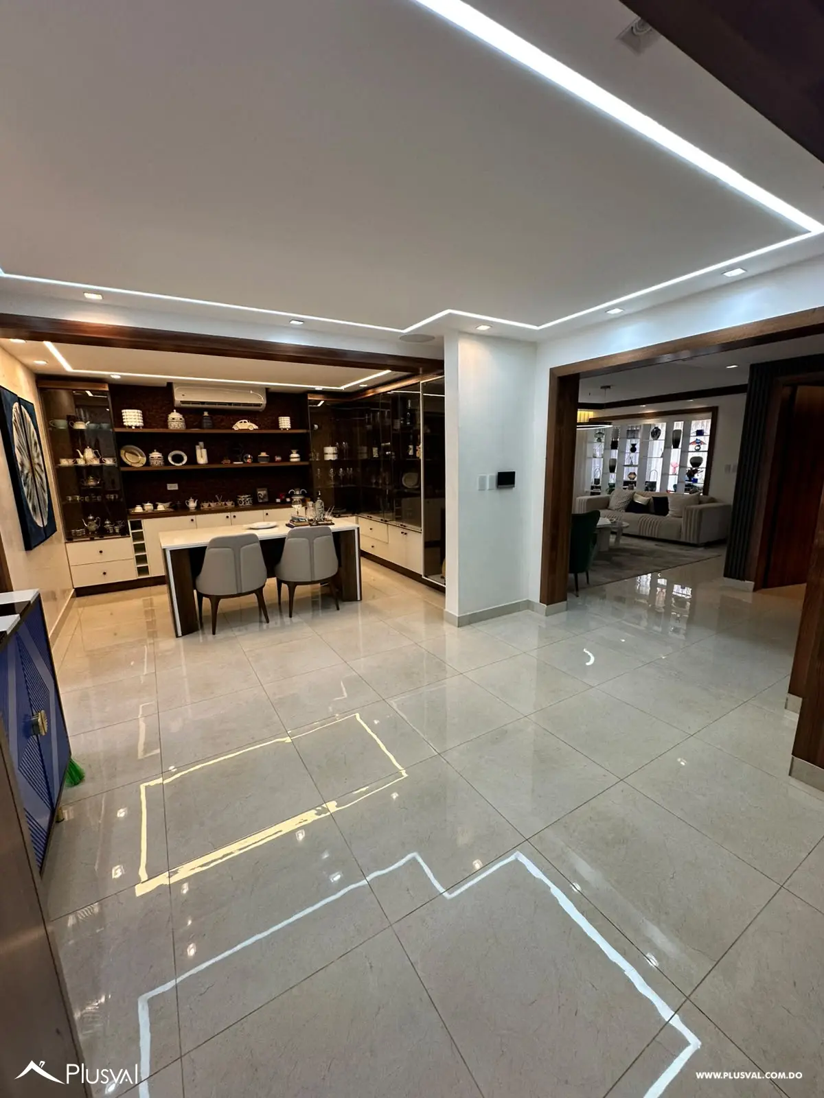 San Isidro - Venta casa de 2 niveles con amplios espacios y patio 529826