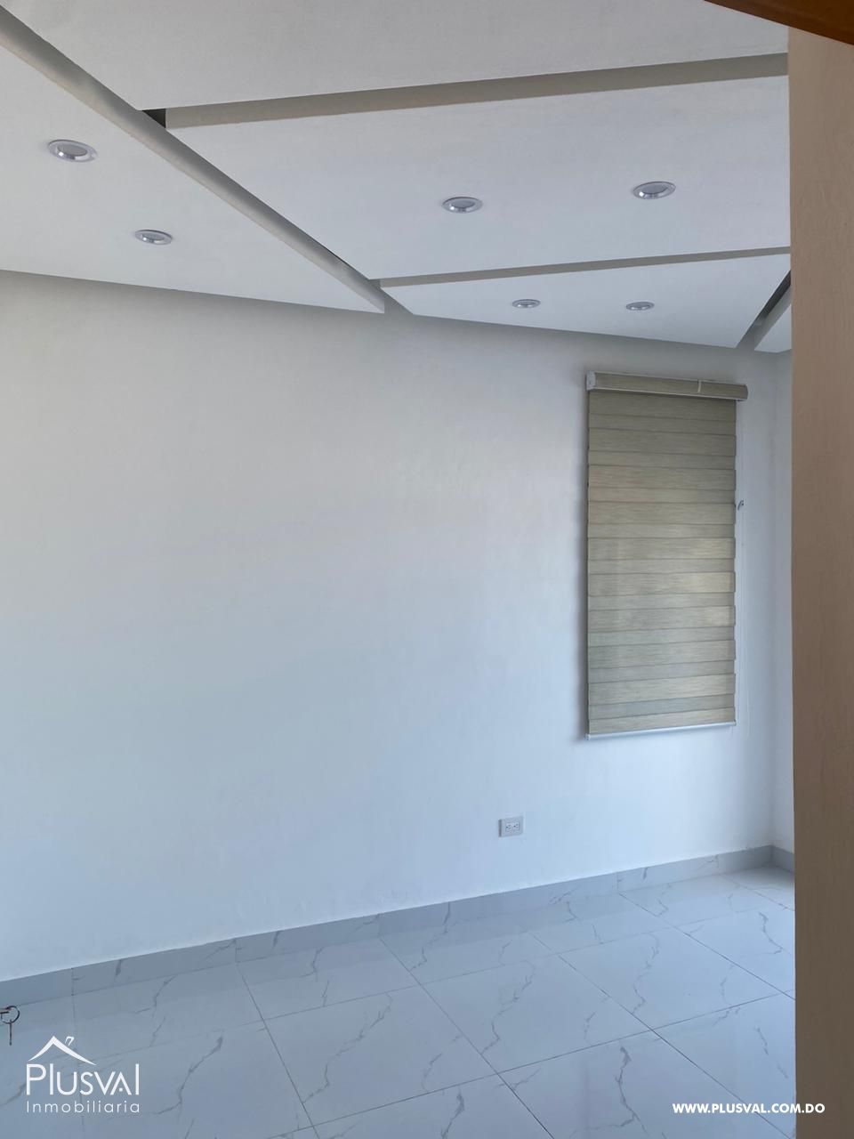 Casa Moderna de Dos Niveles en Complejo Cerrado con Diseño Funcional y Patio 483973