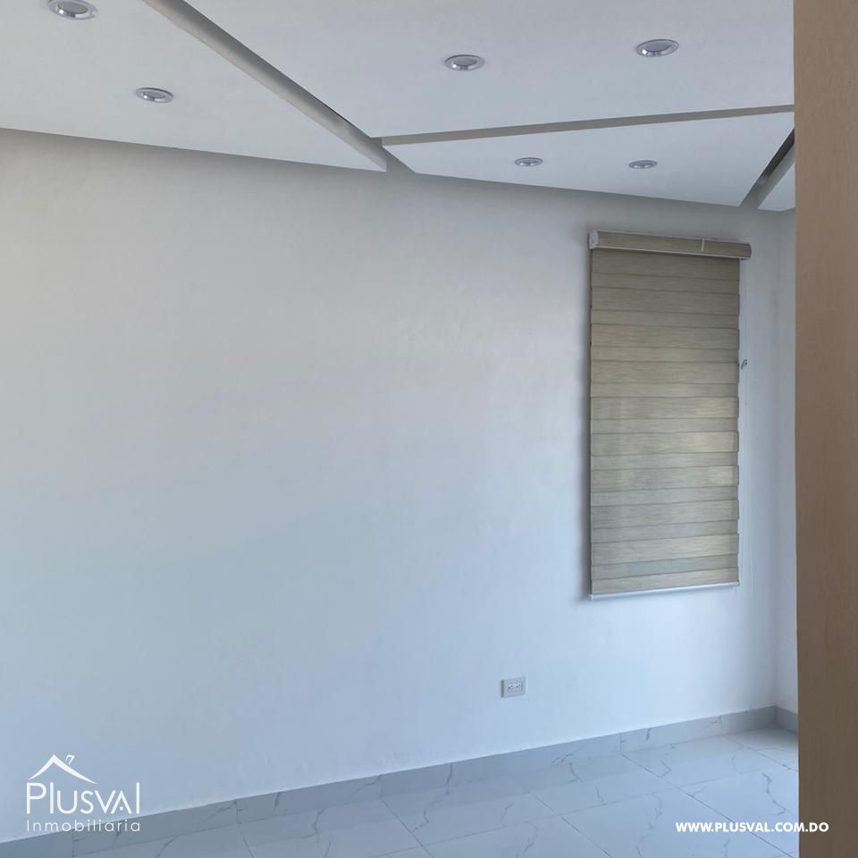 Casa Moderna de Dos Niveles en Complejo Cerrado con Diseño Funcional y Patio 483973