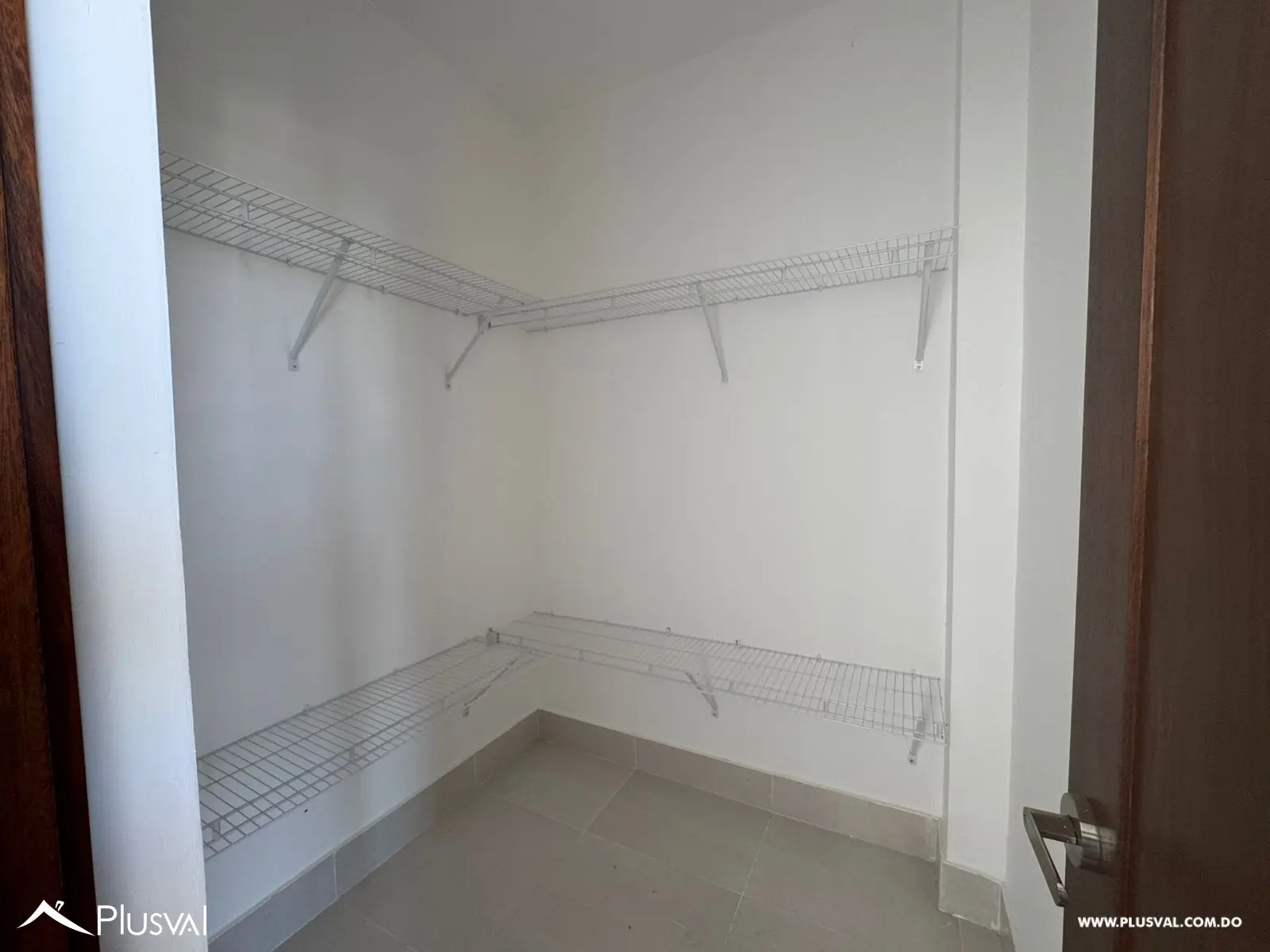 Apartmento en piso alto con espectacular vista panorámica desde sala y habitación en la Urb. Thomen. 462813